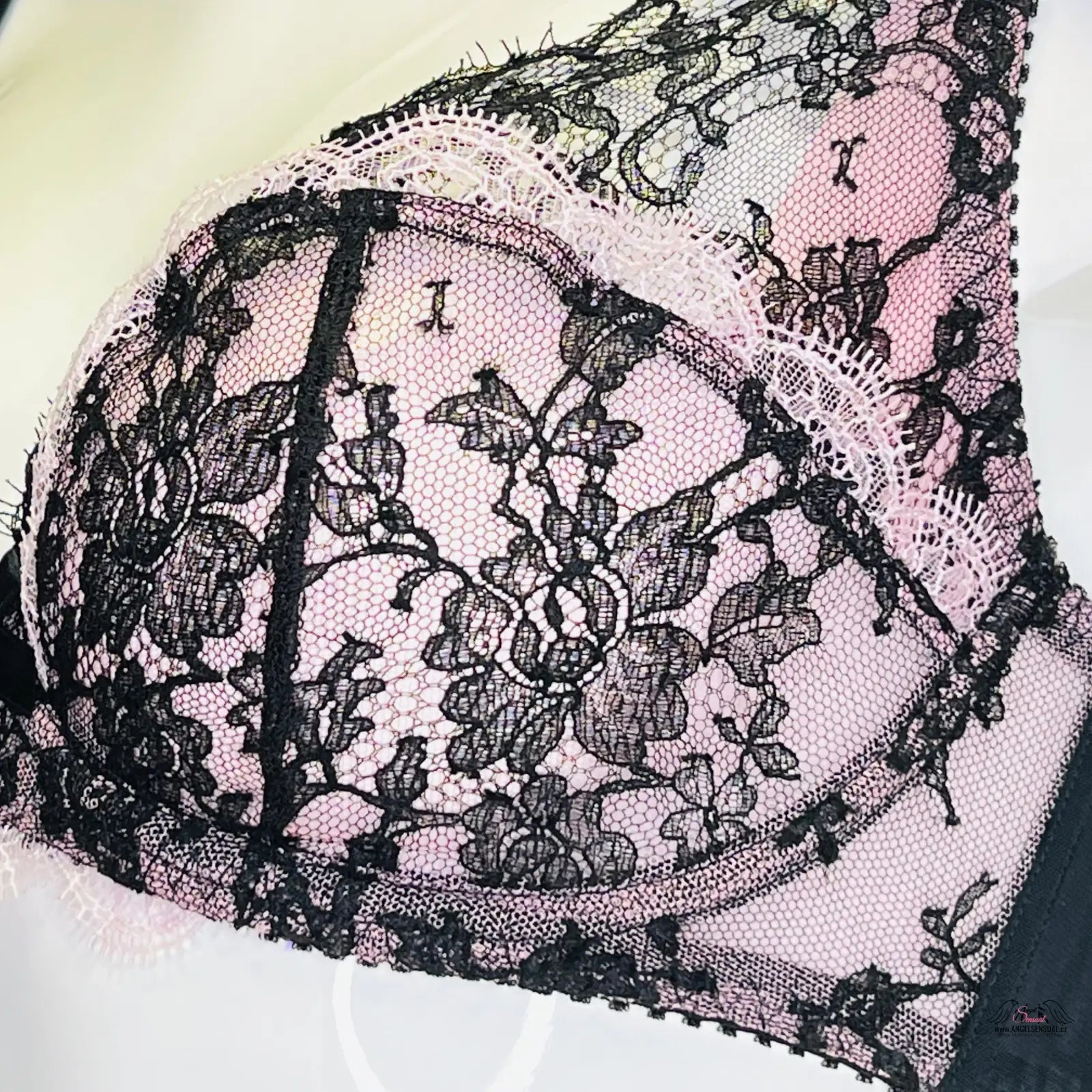 Luxusní krajková podprsenka Agent Provocateur Podprsenka Garcia Black Pink, elegantní podprsenka