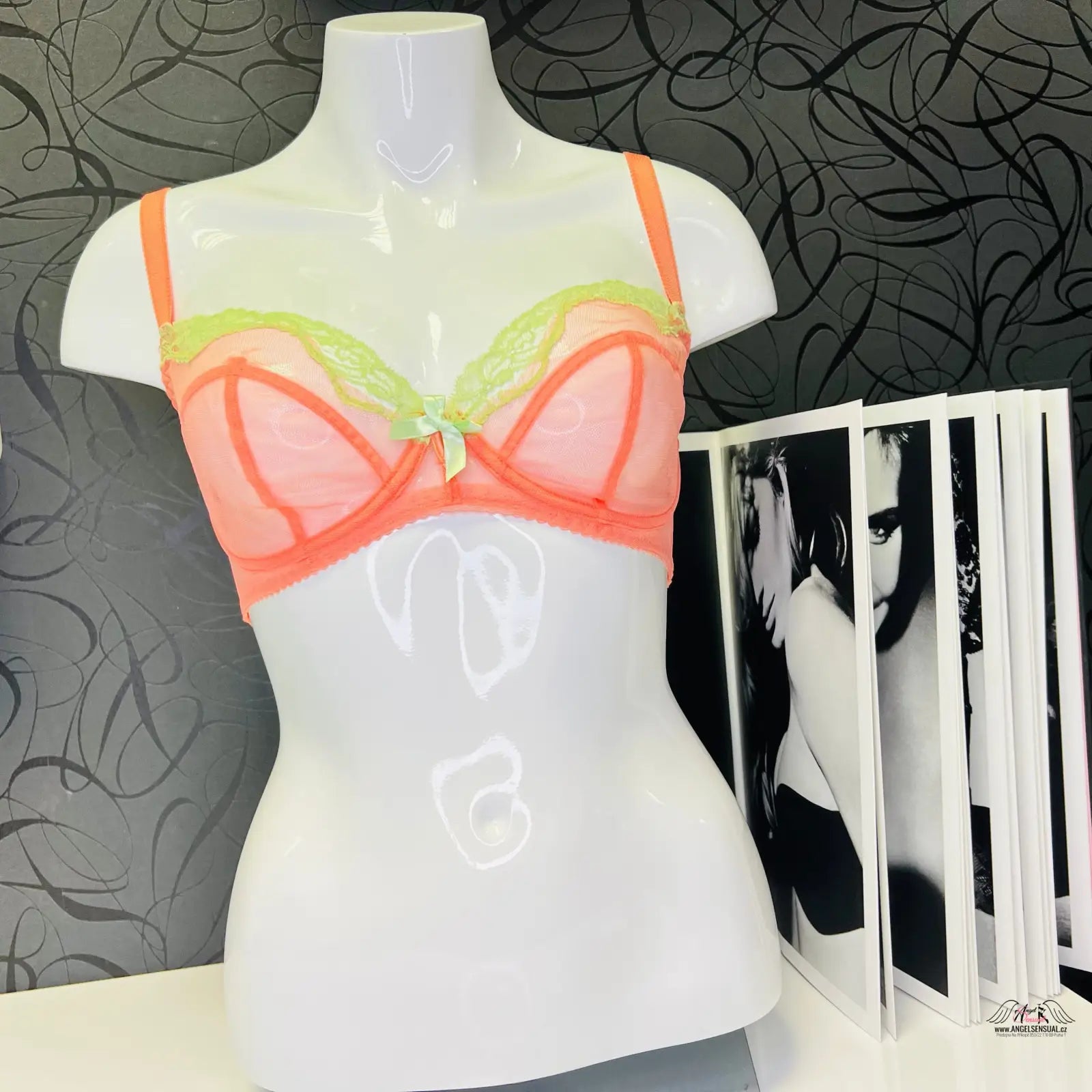 Síťovaná podprsenka Agent Provocateur Heidi na figuríně, elegantní spodního prádla