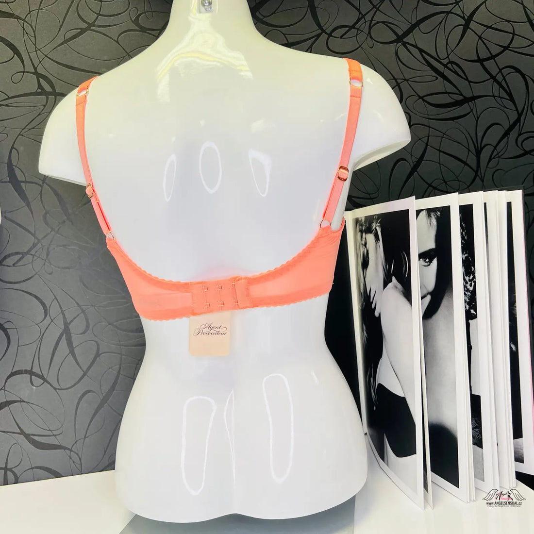 Peach-colored síťovaná podprsenka Agent Provocateur Heidi na figuríně, spodního prádla