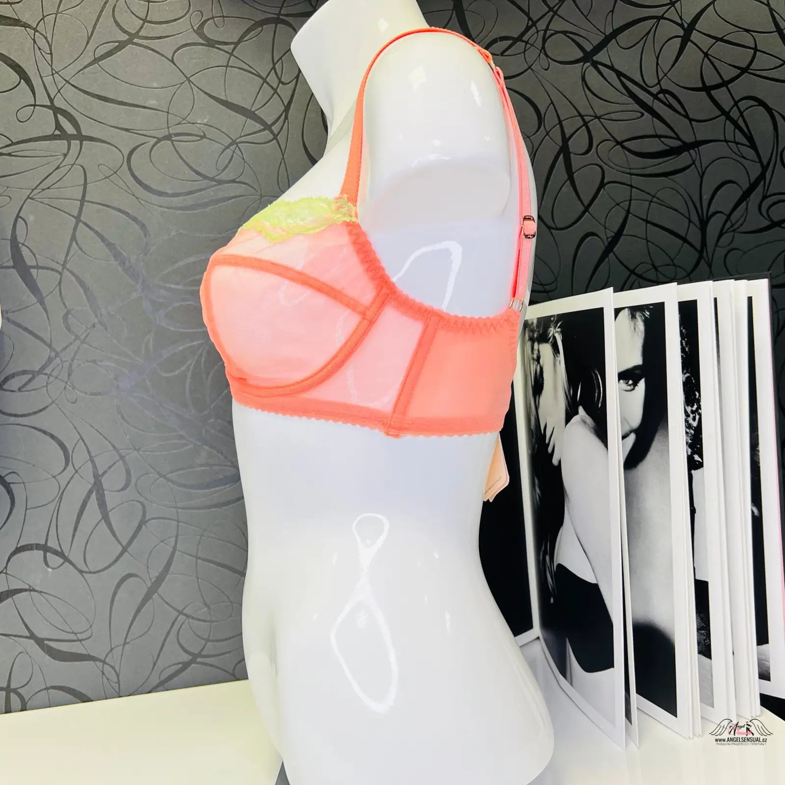 Síťovaná podprsenka Agent Provocateur Heidi na figuríně, elegantní spodní prádlo