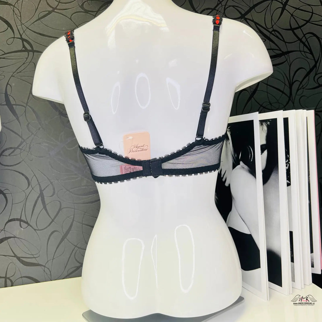 Agent Provocateur Jaccinta Podprsenka černá červená s manekýnem a kočičím motivem