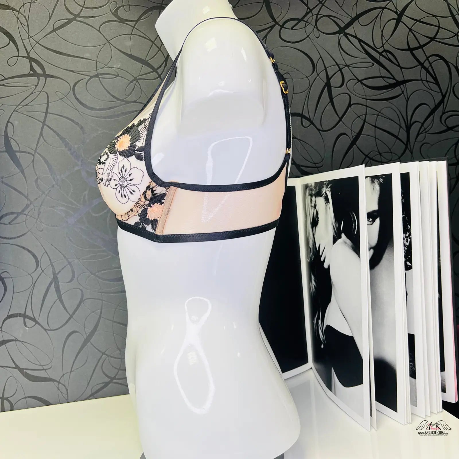 Agent Provocateur Podprsenka Janie s všitými květinami na mannequin