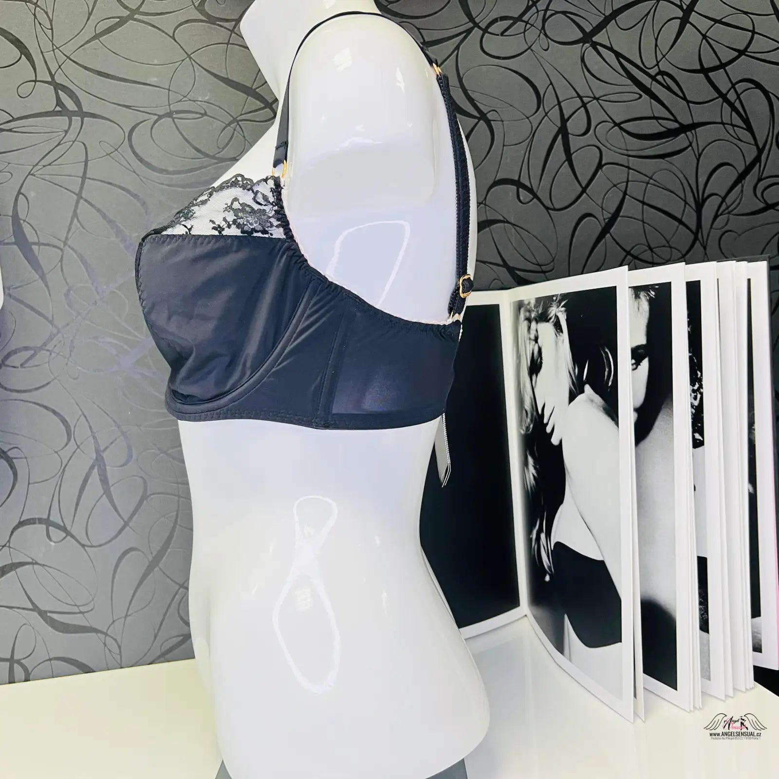 Agent Provocateur Joseline podprsenka černá s černobílou tapetou na pozadí