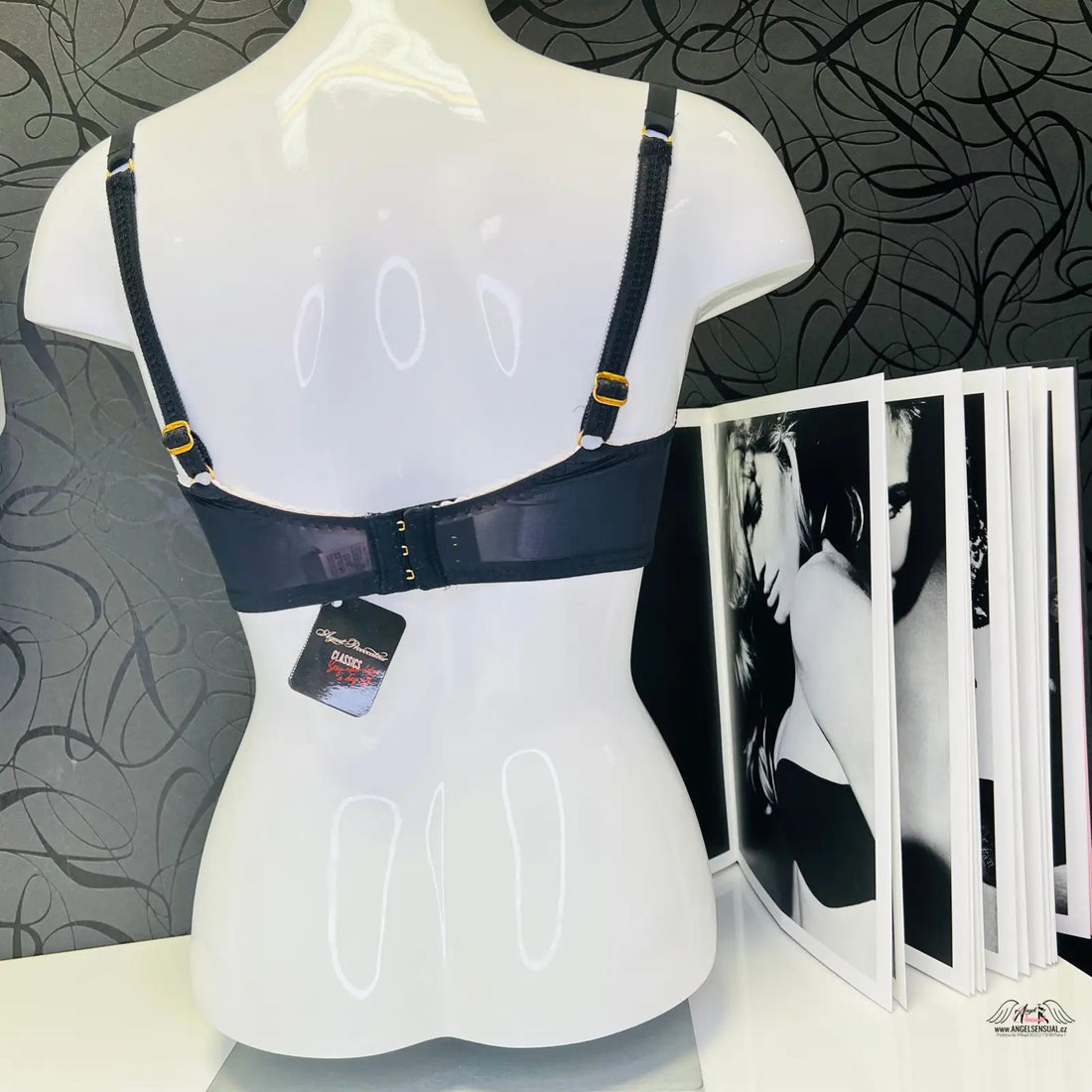Manekýn s černobílým obrázkem na agent provocateur joseline podprsenka černá