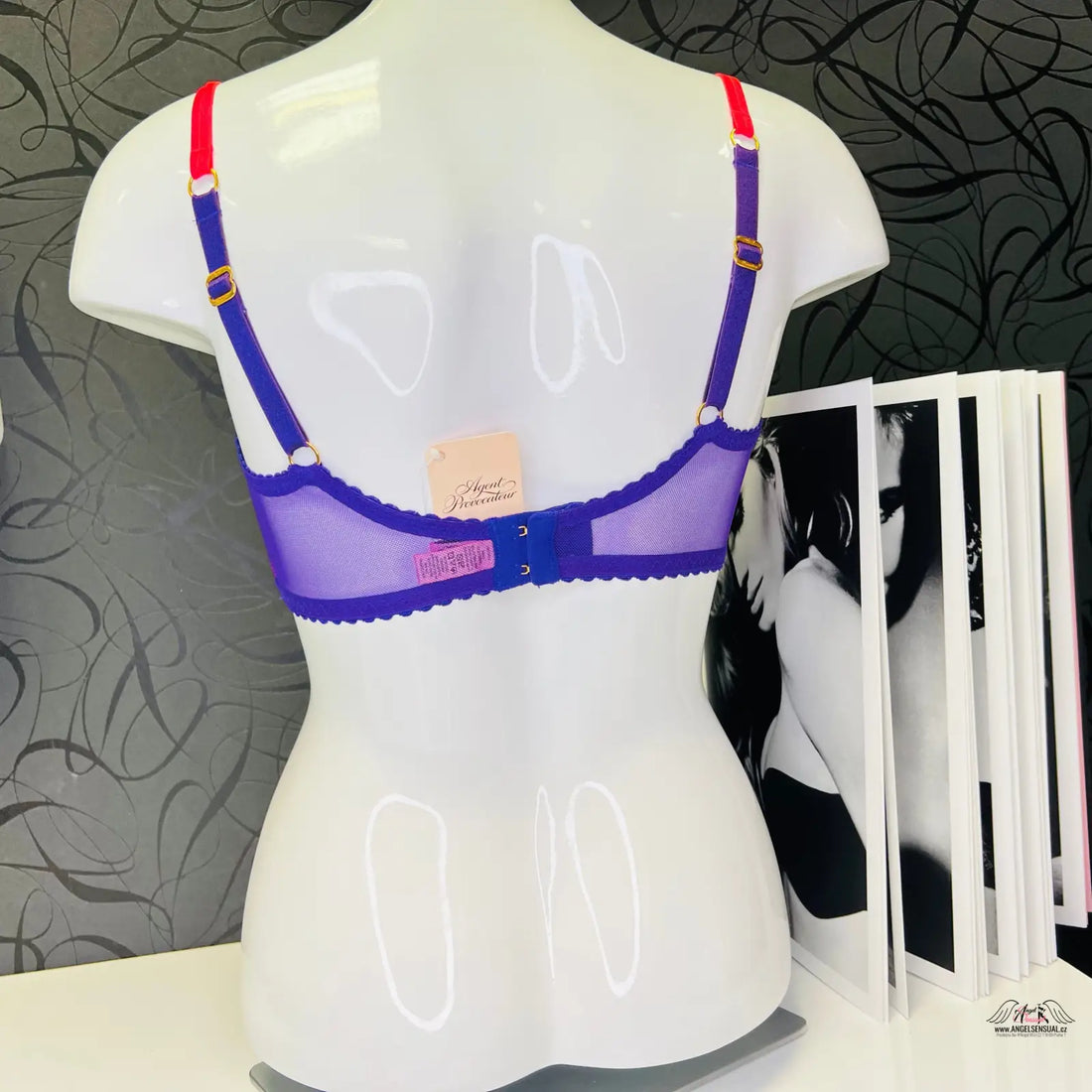 Agent Provocateur Podprsenka Karlie růžové barvě s fialovým a červeným bralette na figuríně