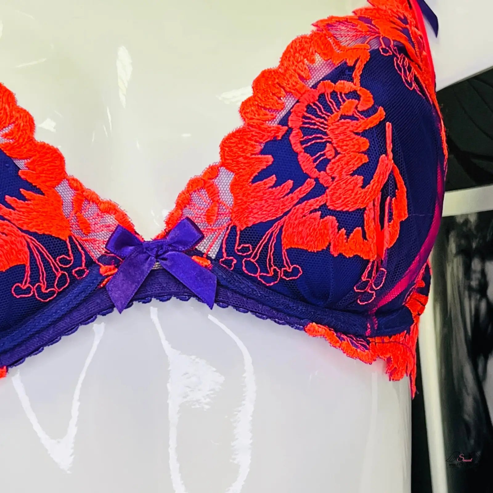 Agent Provocateur Karlie růžové barvě karlie bra s drakem vzorem v fialovo růžové barvě