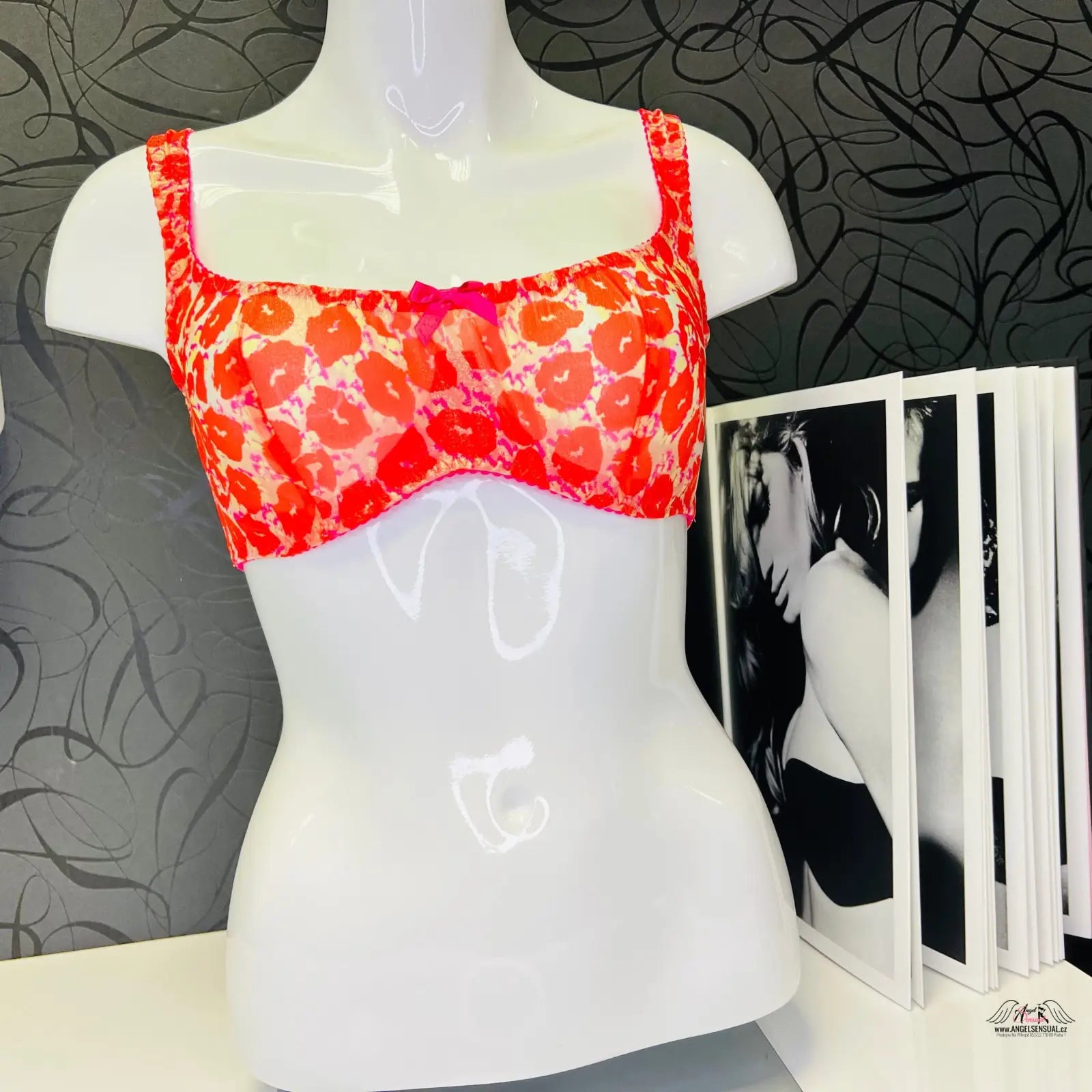 Red a oranžový květinový bikiny top Agent Provocateur Kit Leopard na bílém modelu