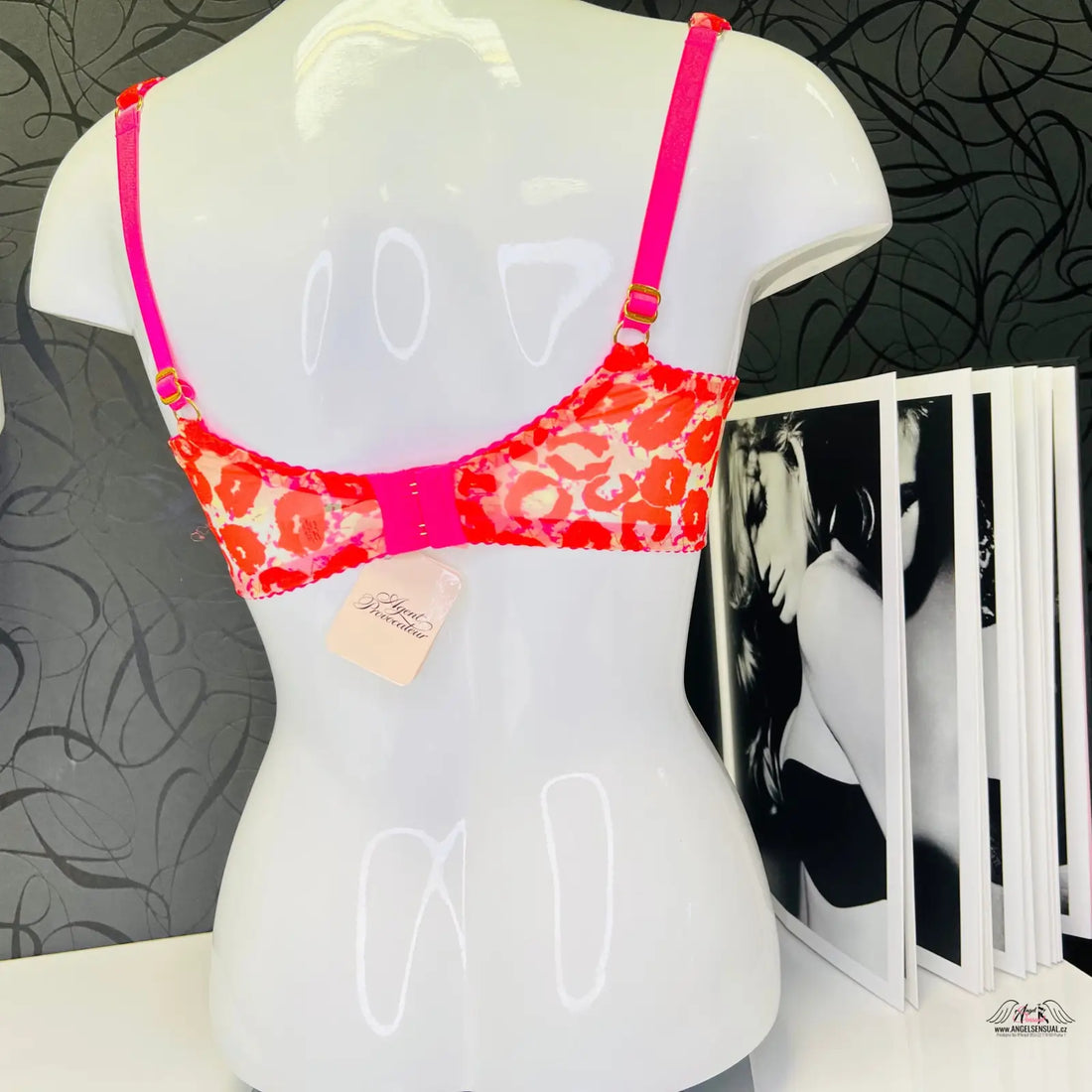Pink a oranžový květinový podprsenka Agent Provocateur Kit Leopard na bílém manekýnu