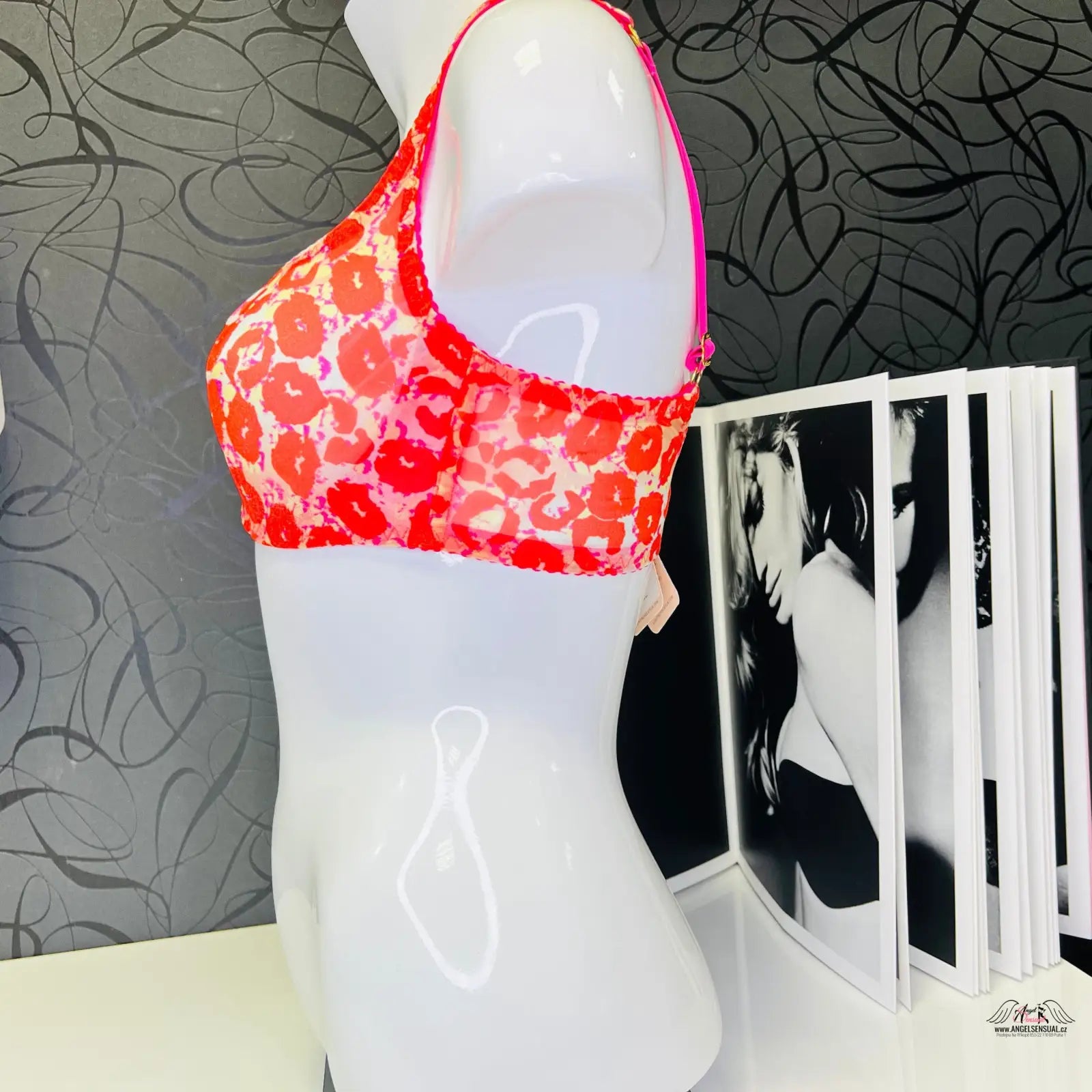 Red a růžový květinový sportovní podprsenka na bílém manekýnu, provocateur kit leopard
