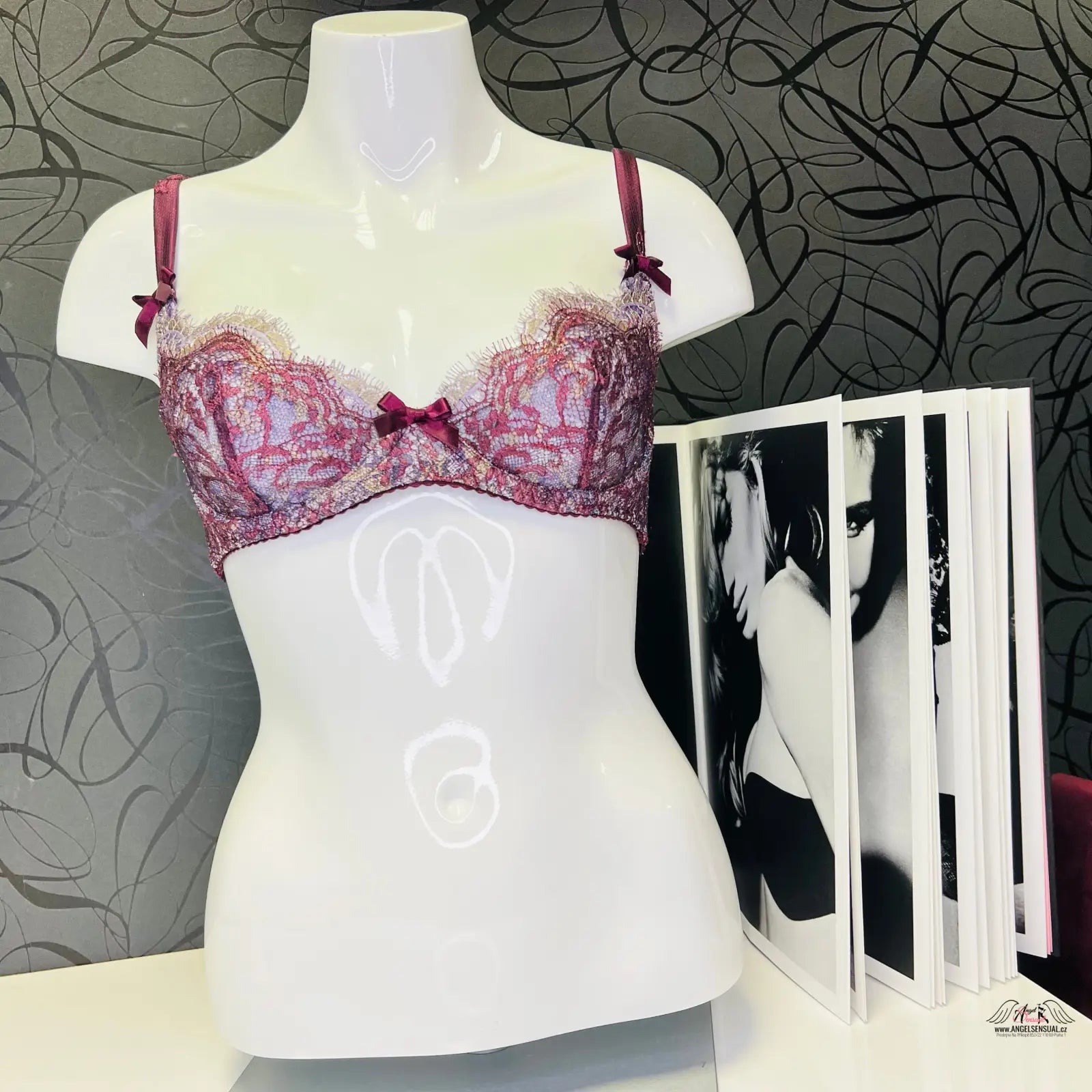 Elegantní podprsenka Latuta s krajkovými doplňky na figuríně, ideální pro elegance