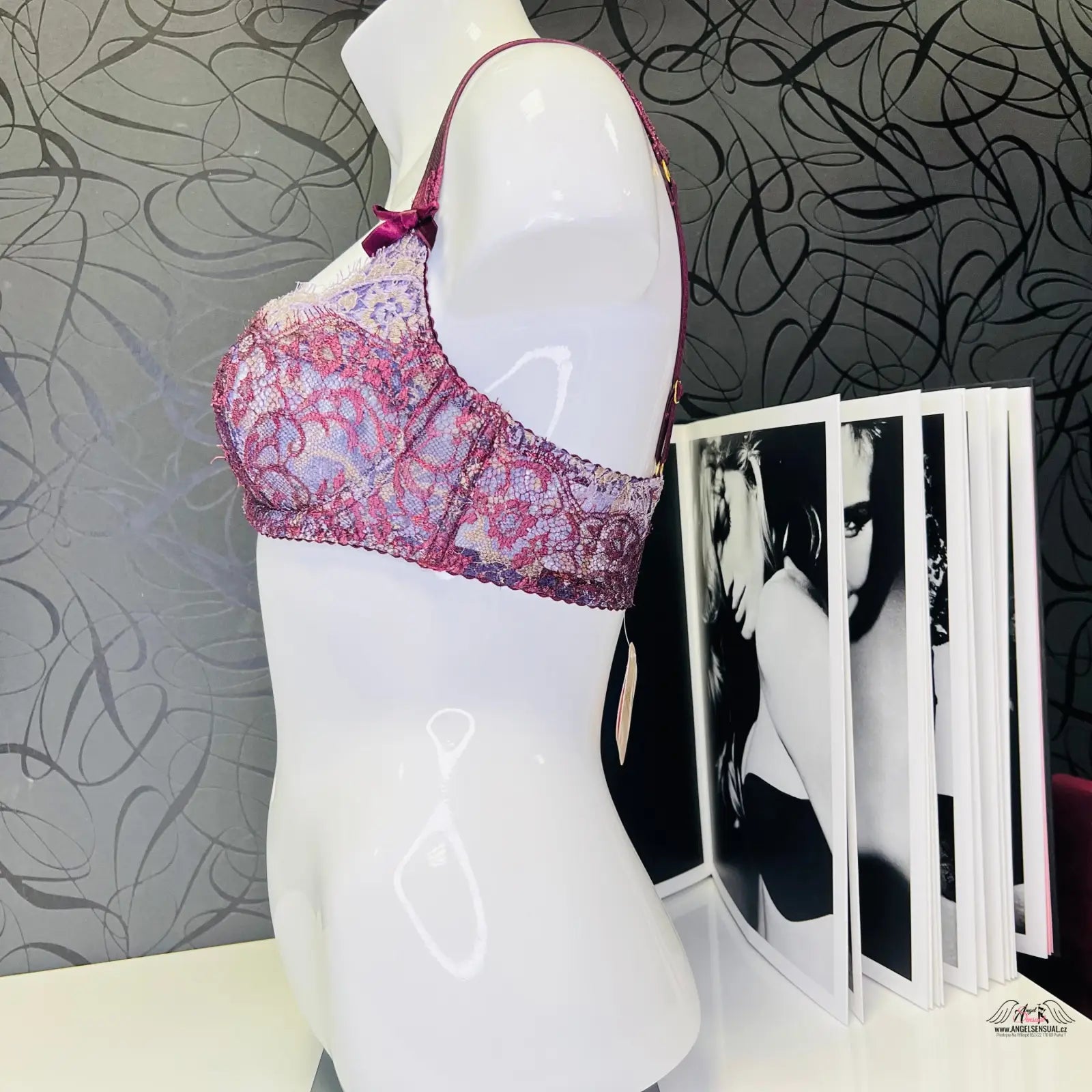 Lace-covered podprsenka Latuta na figuríně, elegantní podprsenka Latuta s krajkovými doplňky