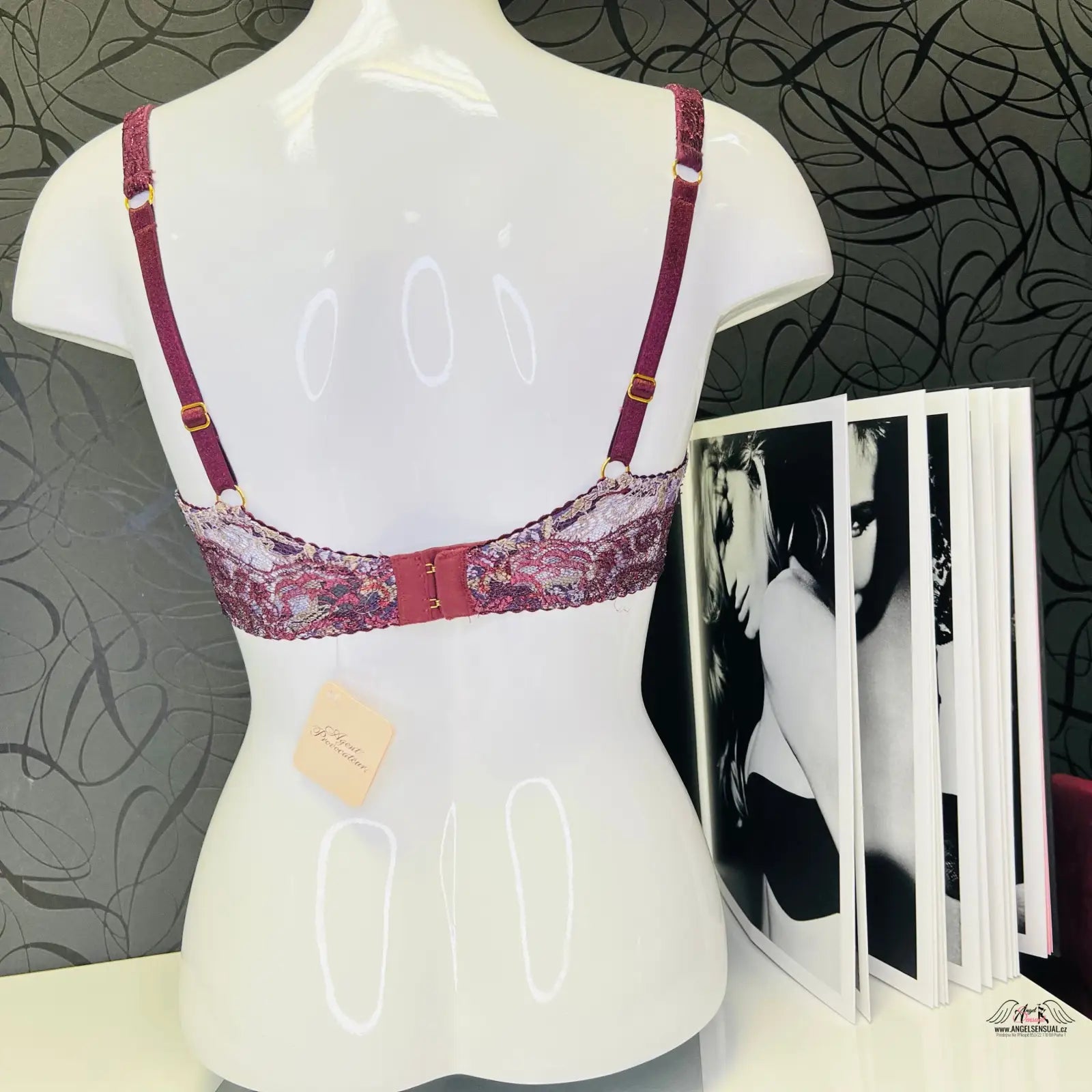 Elegantní podprsenka latuta s burgundy a paisley krajkovými doplňky