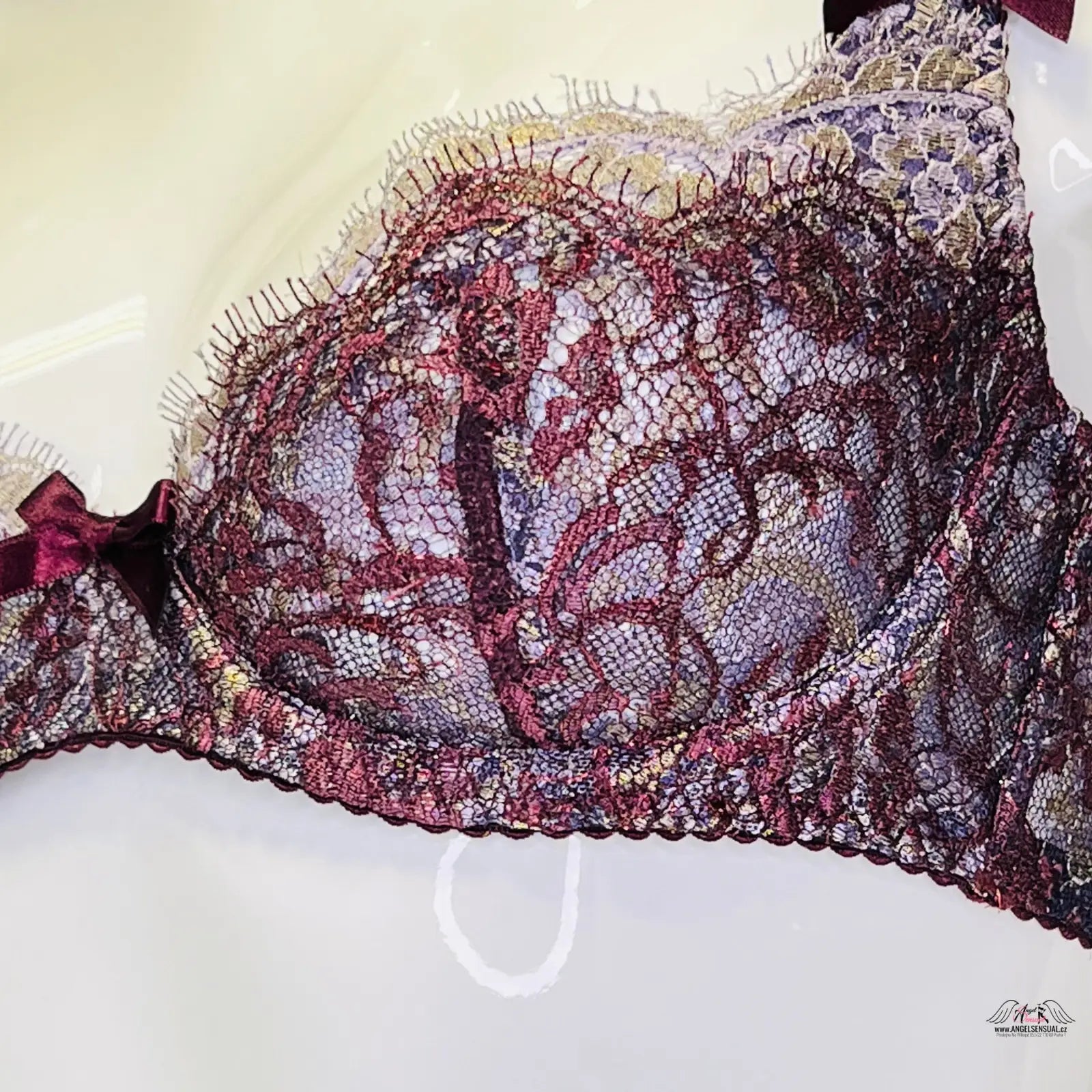 Elegantní podprsenka Latuta s krajkovými doplňky a burgundy akcenty