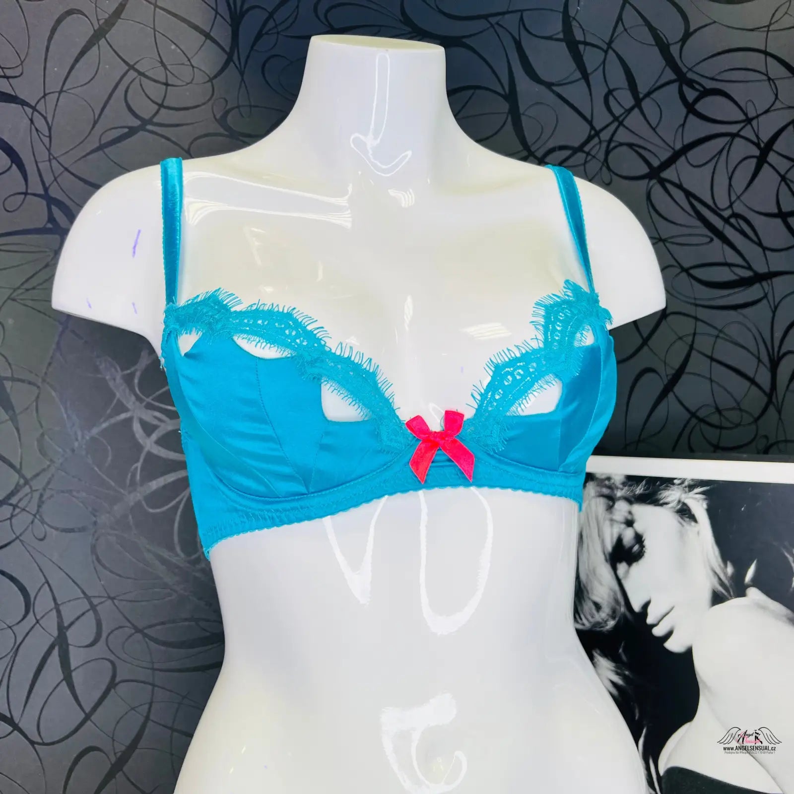 Turquoise podprsenka Lavelle s krajkou a růžovou mašlí, s asymetrickým střihem