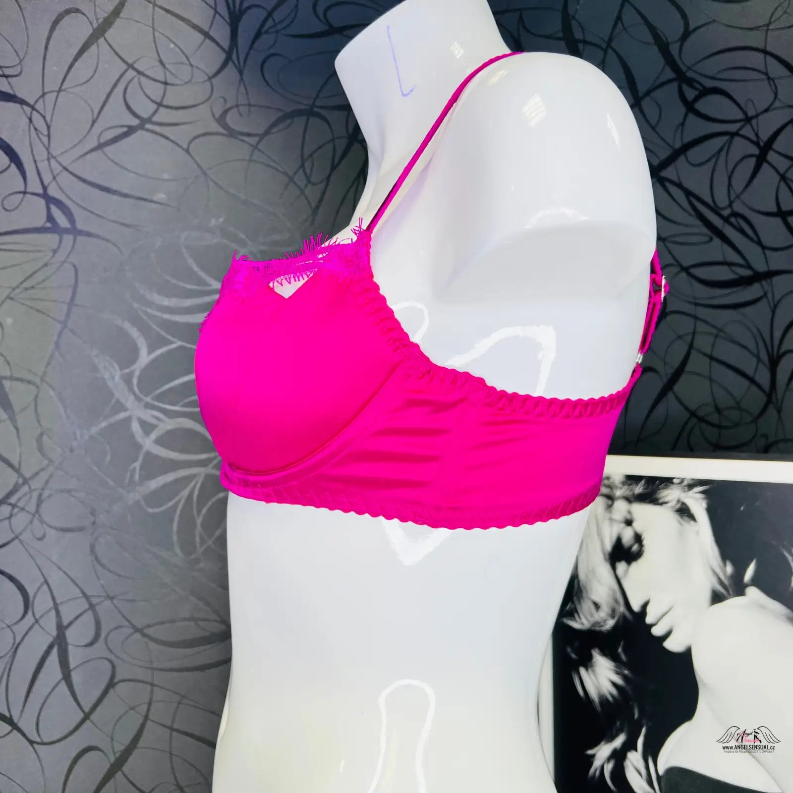 Hot pink podprsenka Lavelle na figuríně, sytě barevná s asymetrickým střihem