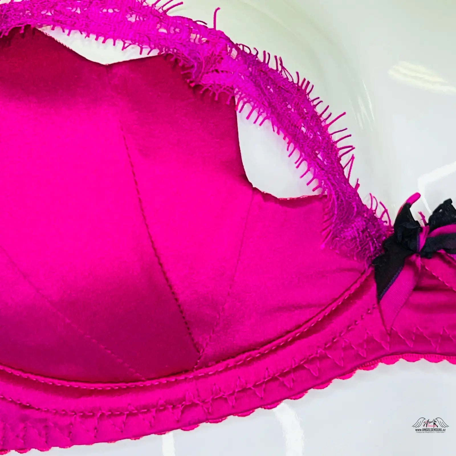 Hot pink podprsenka Lavelle s krajkovým lemem, sytě barevná s asymetrickým střihem