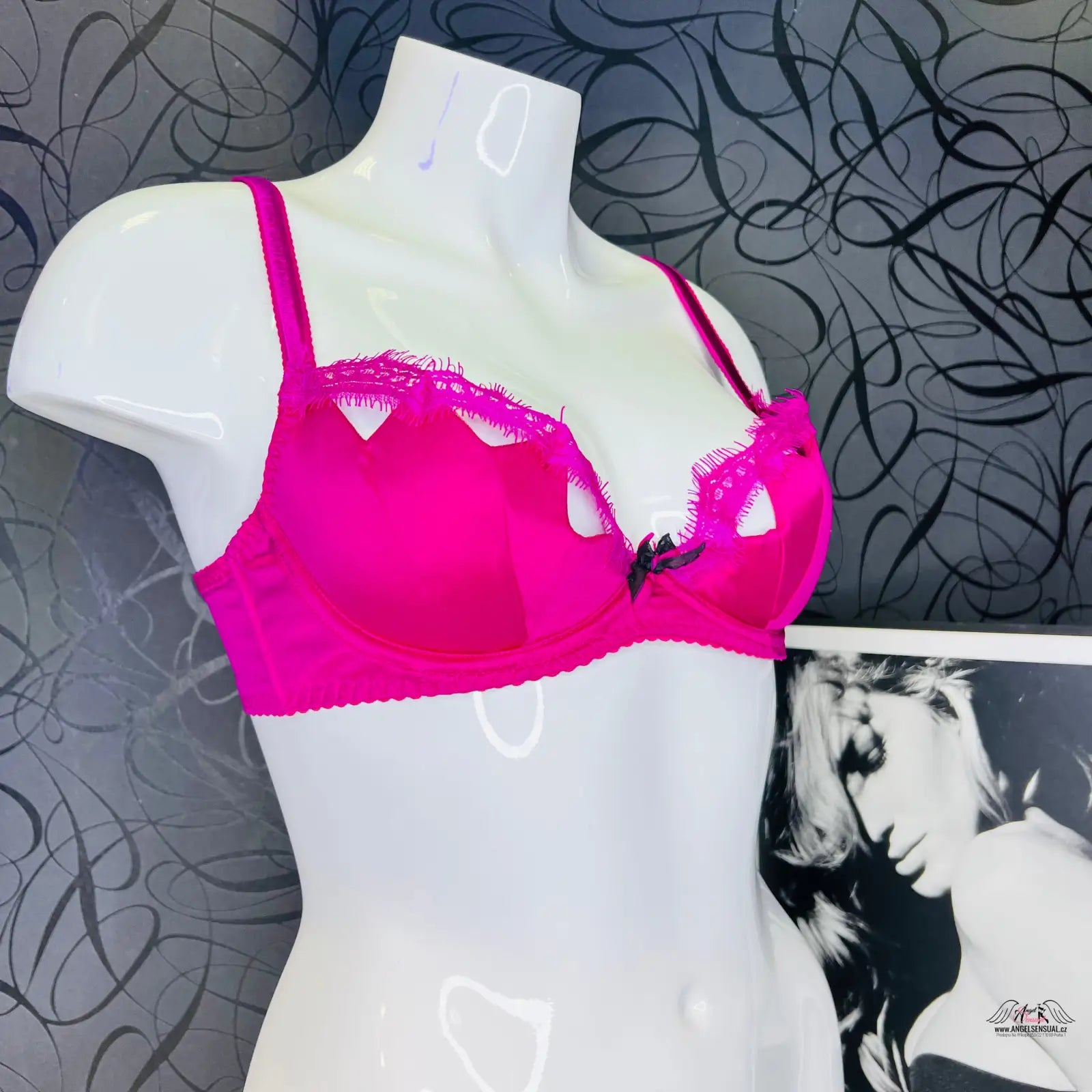 Pink satin podprsenka Lavelle s krajkovým lemem, sytě barevná asymetrická podprsenka