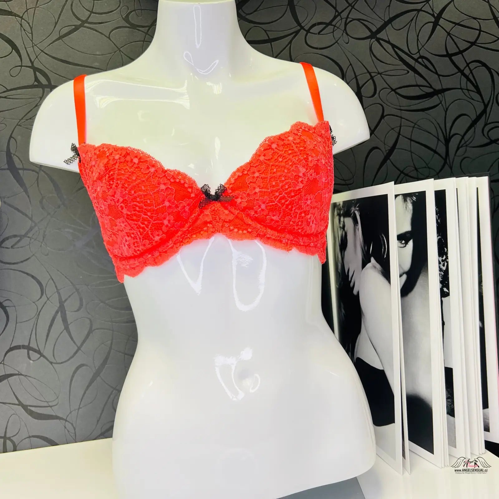 Agent Provocateur luxusní krajková podprsenka Lolah na figuríně pro speciální příležitosti