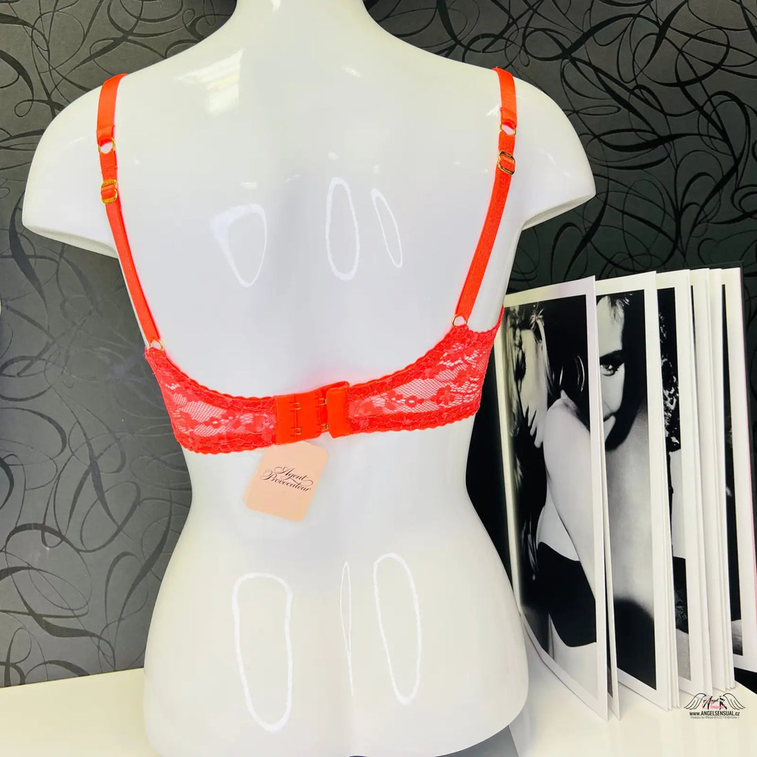 Agent Provocateur luxusní krajková podprsenka Lolah na figuríně pro speciální příležitosti