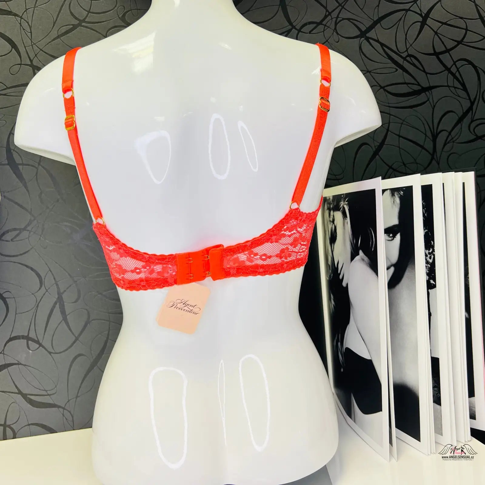 Agent Provocateur luxusní krajková podprsenka Lolah na figuríně pro speciální příležitosti