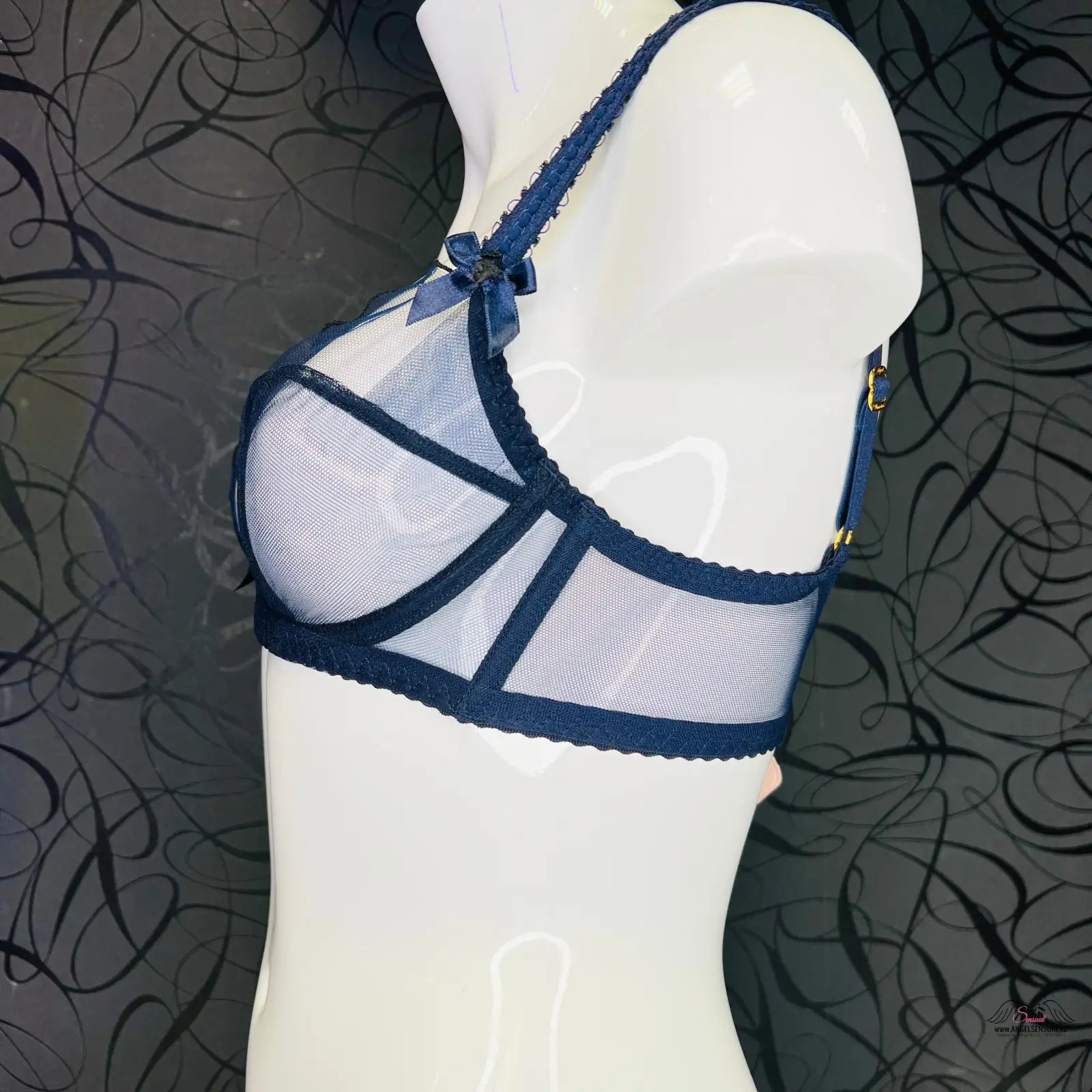 Blízký pohled na modelku s modrou podprsenkou Agent Provocateur Podprsenka Lorna v černém lurexu