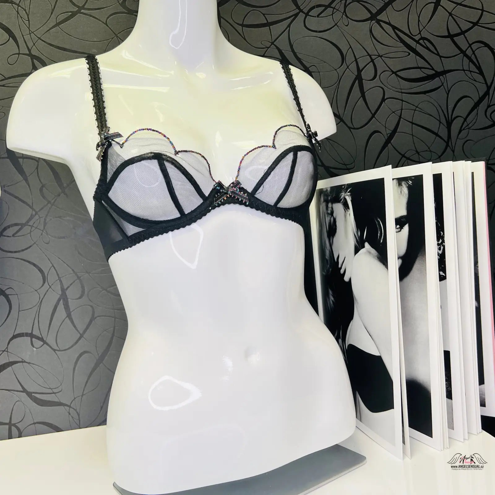 Manekýn s černým lurexovým agent provocateur podprsenkou Lorna a časopisem