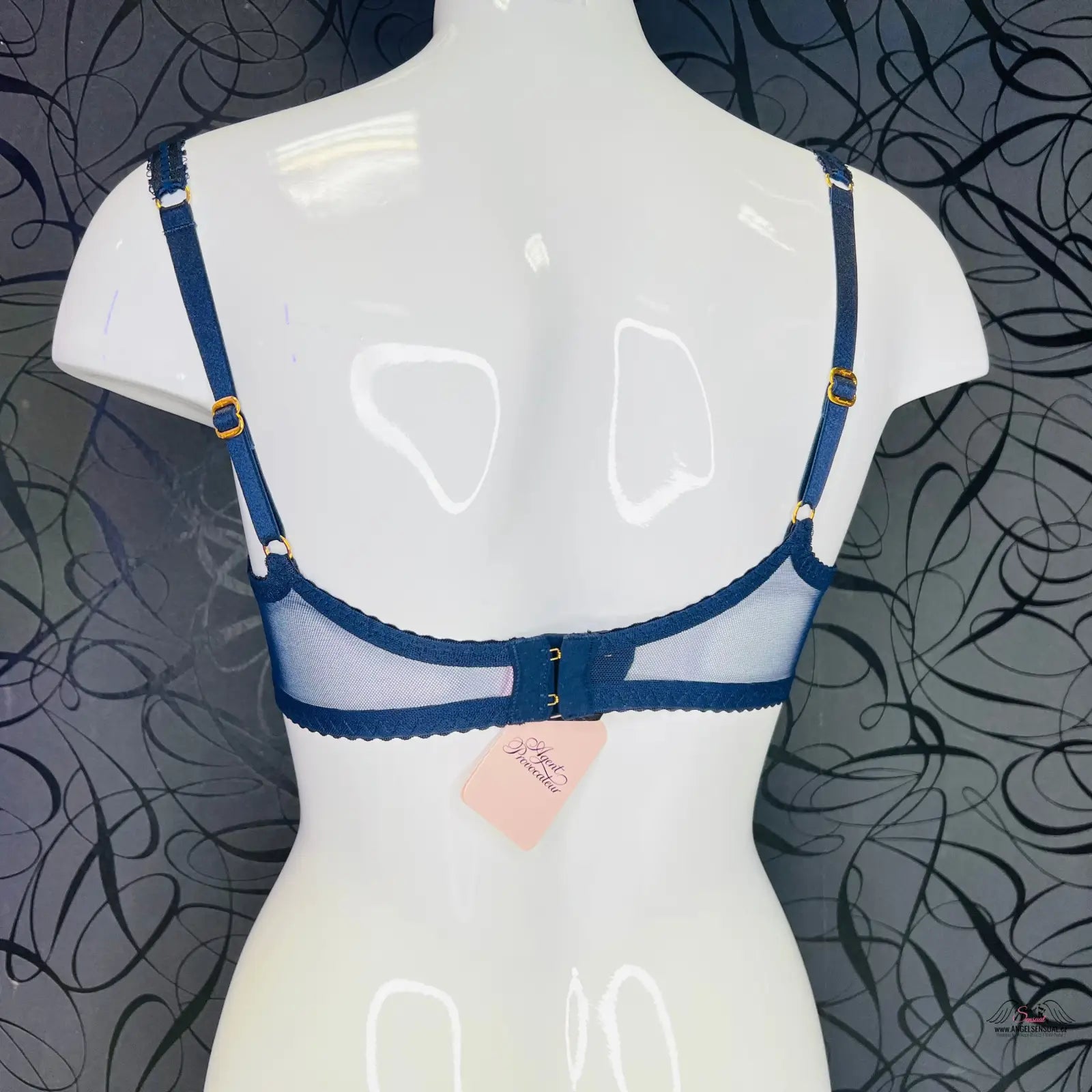 Blízký pohled na modelku s modrou podprsenkou Agent Provocateur Podprsenka Lorna v černém lurexu