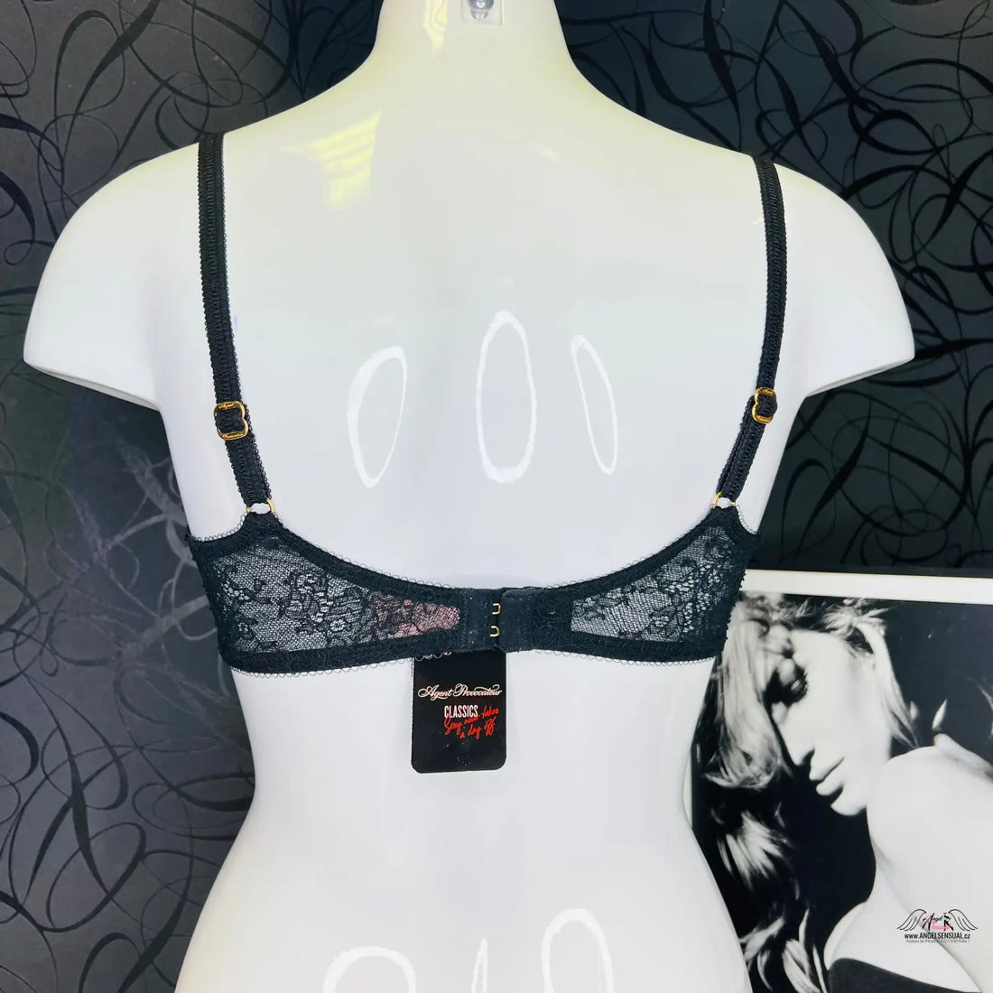 Luxusní krajková podprsenka Love na figuríně, ideální pro speciální příležitosti