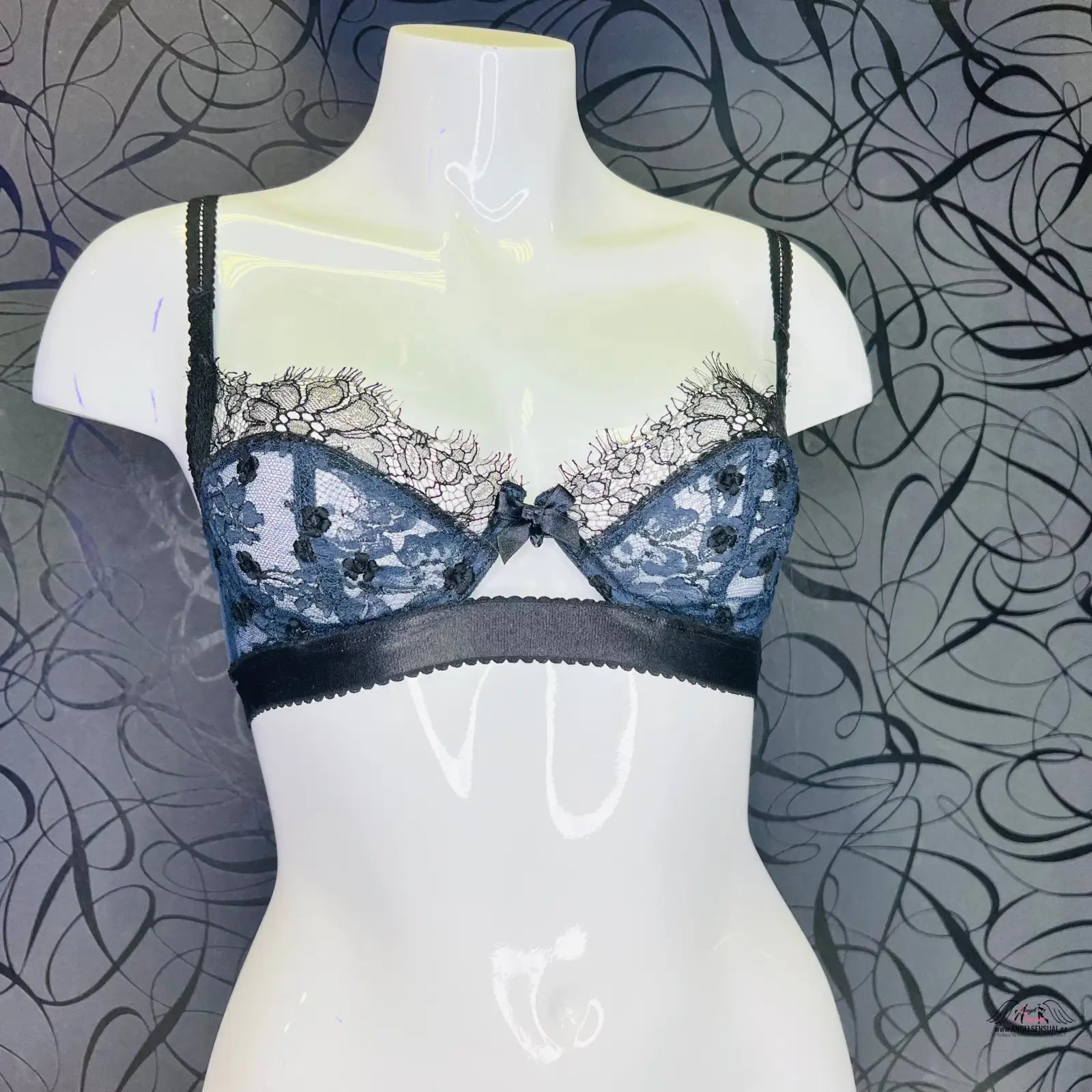 Blue a šedá květinová krajková podprsenka Macey navy na bílé figuríně, svůdná Macey