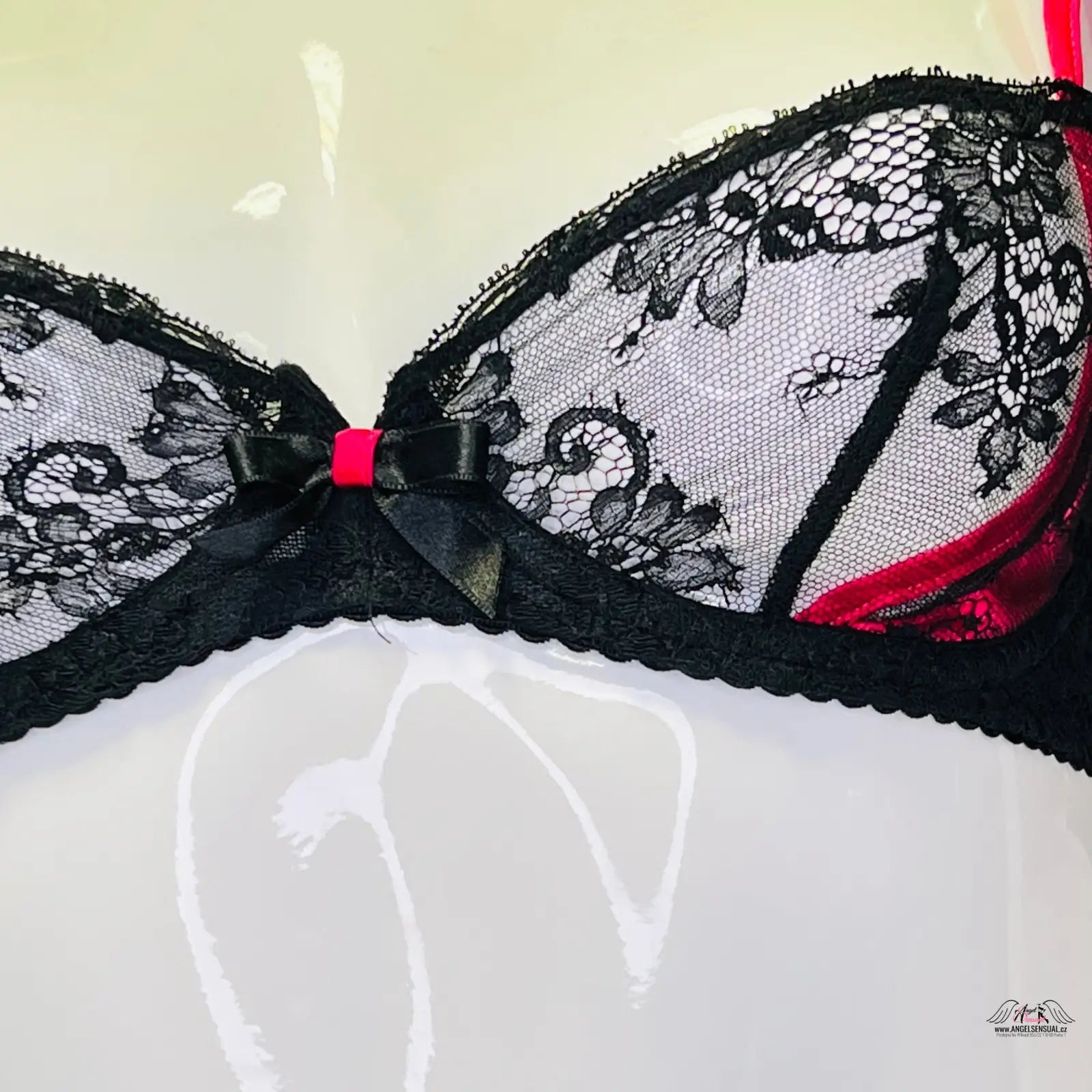 Agent Provocateur Maddy podprsenka s černou krajkou a červenými akcenty
