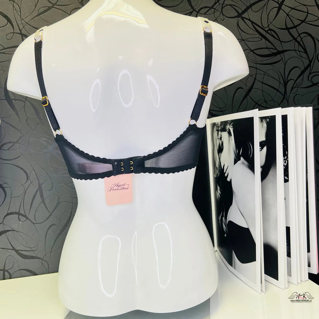 Černá průhledná podprsenka Agent Provocateur Marjorie Puntíkovaná Podprsenka na figuríně