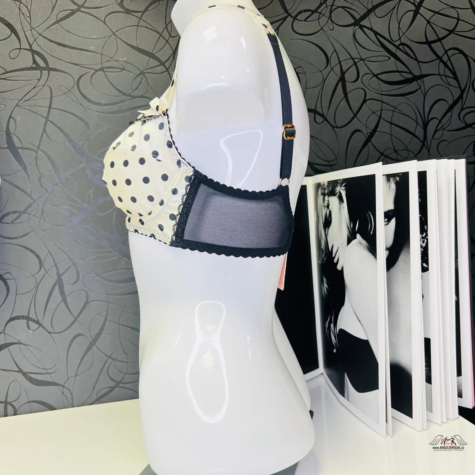 Polka dot bra on mannequin from Agent Provocateur Marjorie puntíkovaná podprsenka