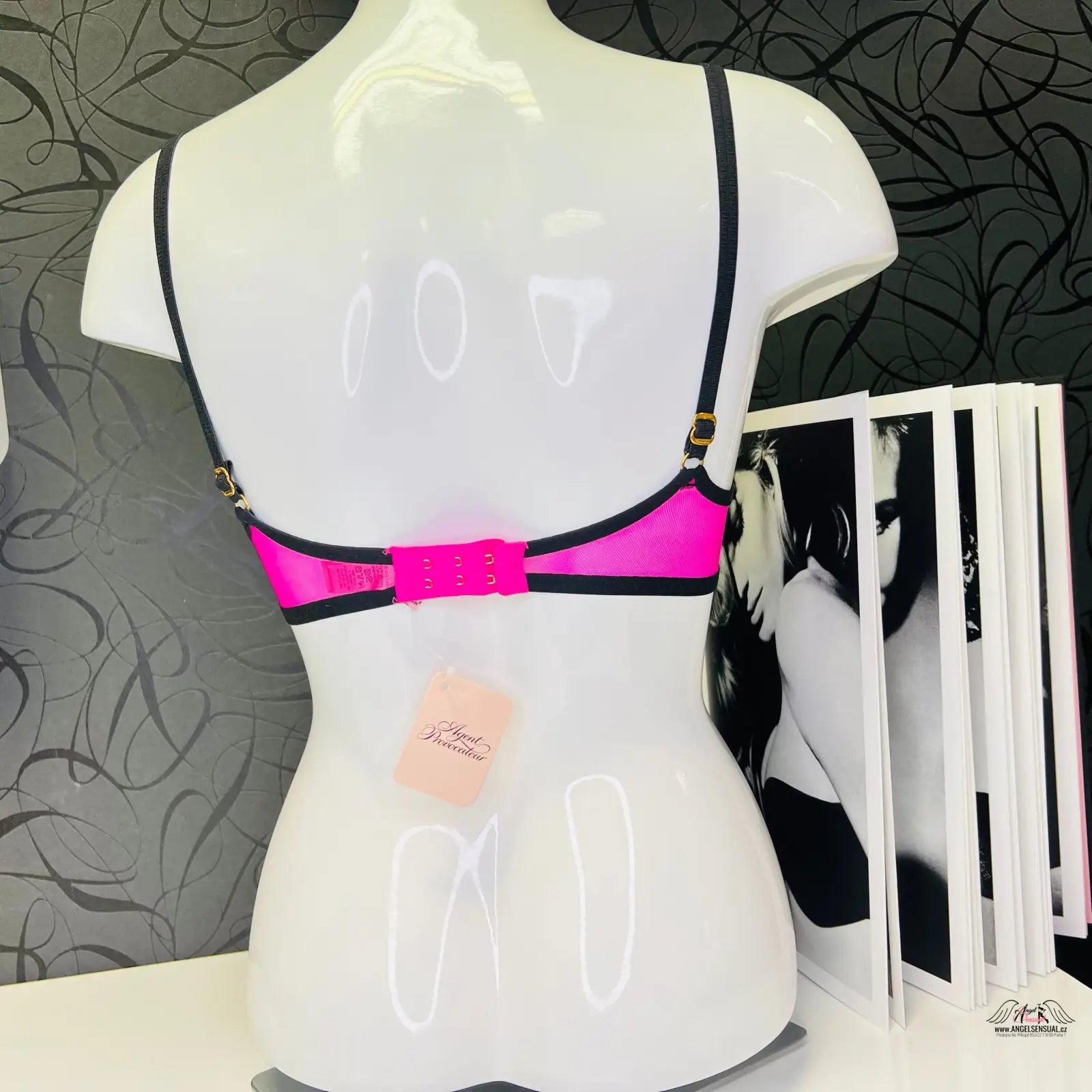 Manekýn s růžovou podprsenkou Megan a růžovou stuhou, elegantní růžová tyl