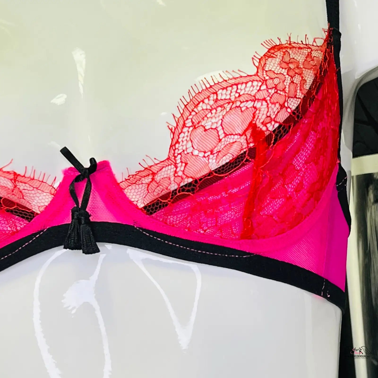 Agent Provocateur Megan Pink růžová podprsenka s černým lemem a růžový tyl