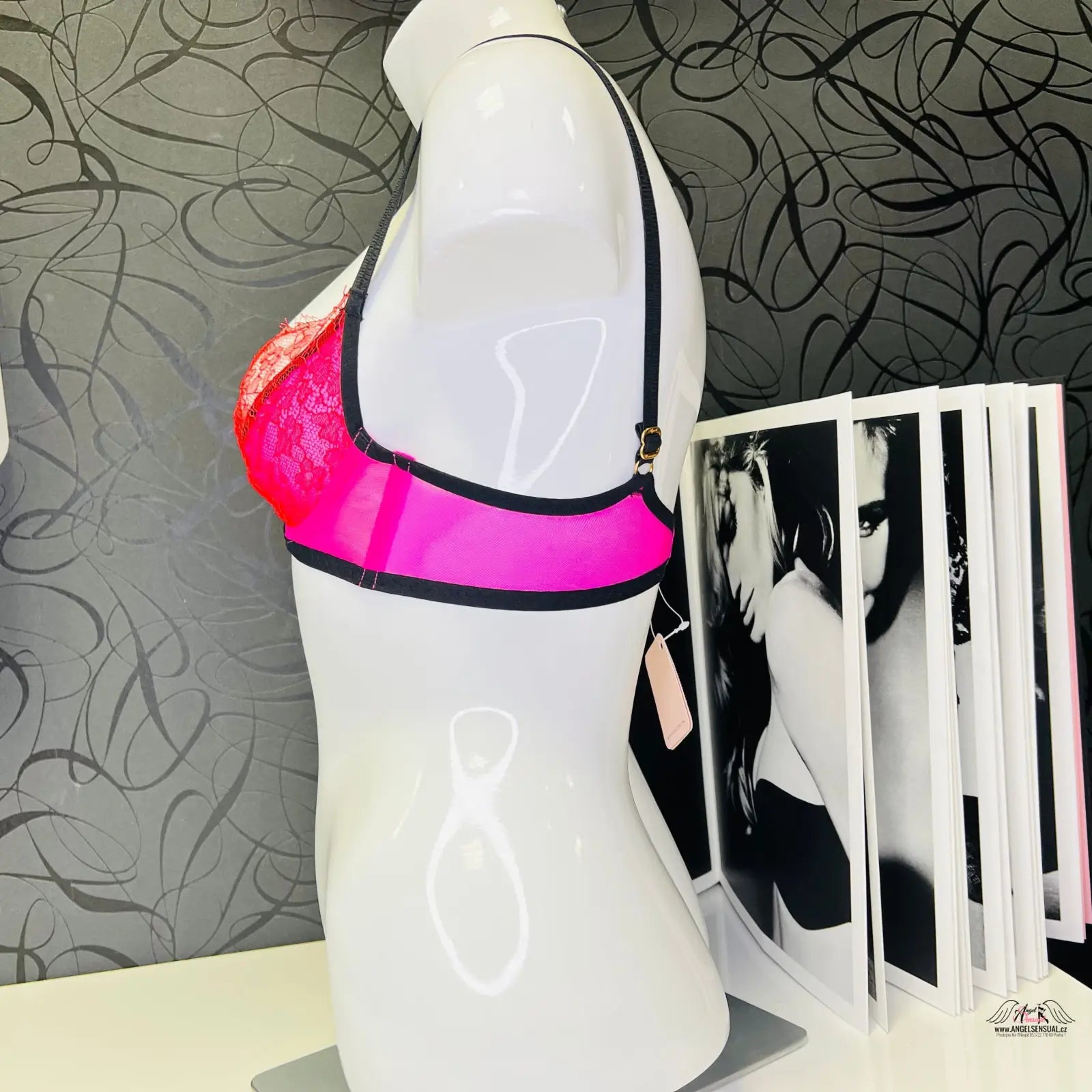 Manekýn s růžovou Megan Podprsenkou Růžová a časopisem na stole