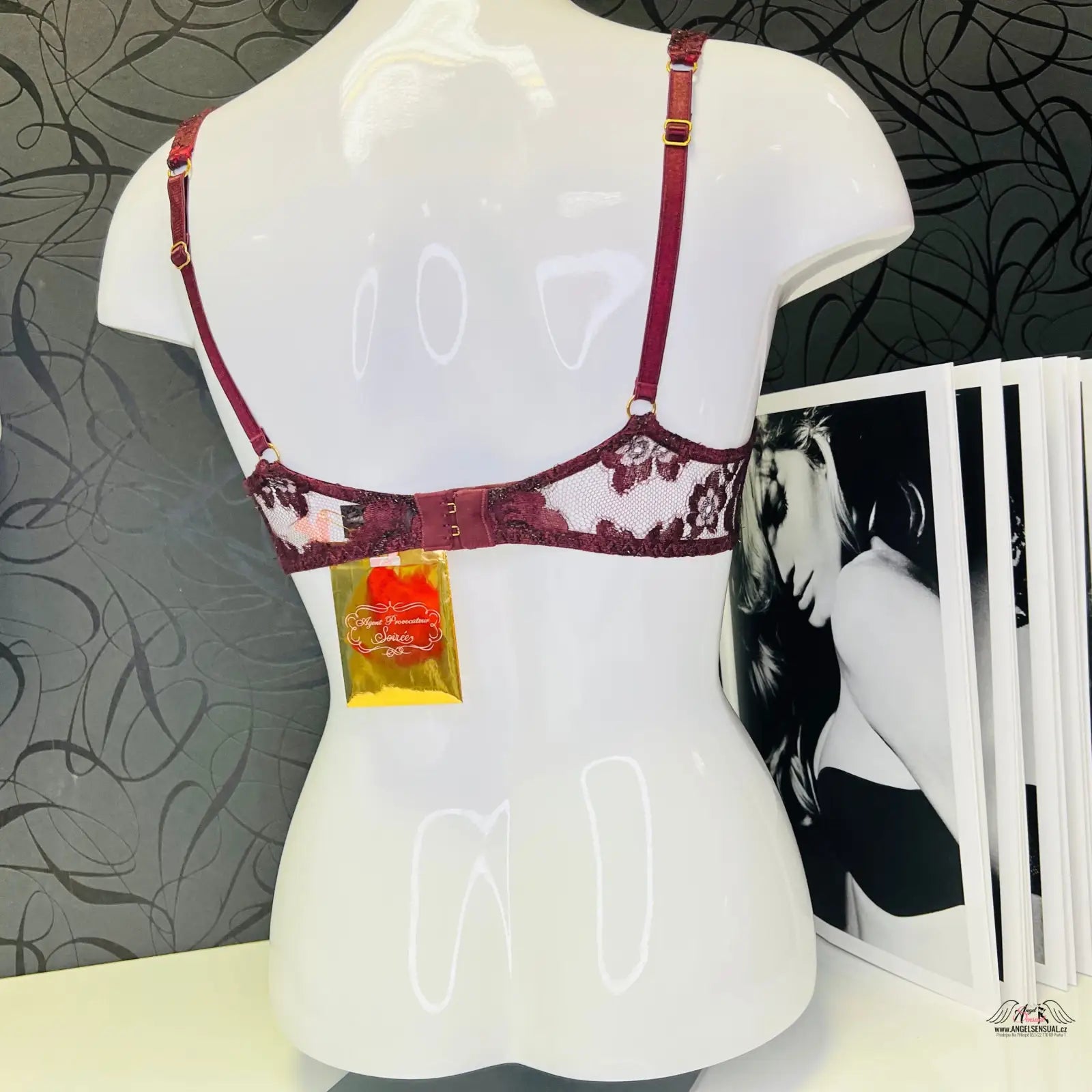 Manekýn s tmavě červenou podprsenkou Agent Provocateur Mei Soiree Podprsenka
