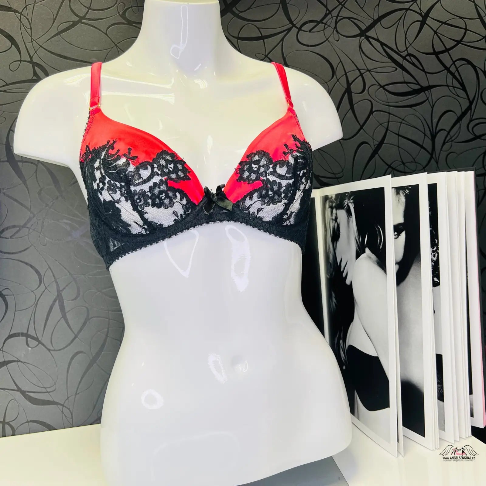 Agent Provocateur Podprsenka Nayeli s černou krajkou na manekýně