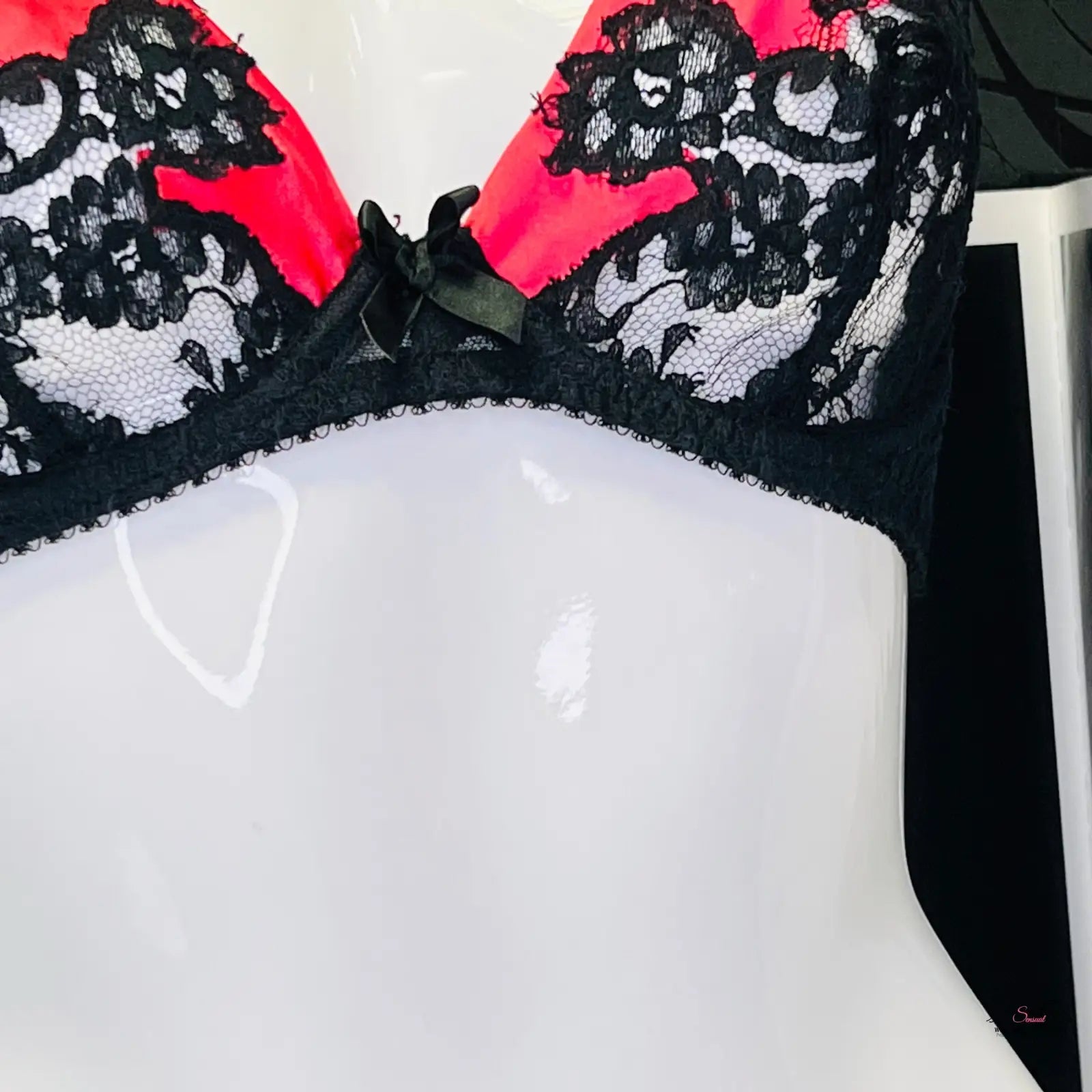 Agent Provocateur Podprsenka Nayeli s černou krajkou a červenými a černými detaily