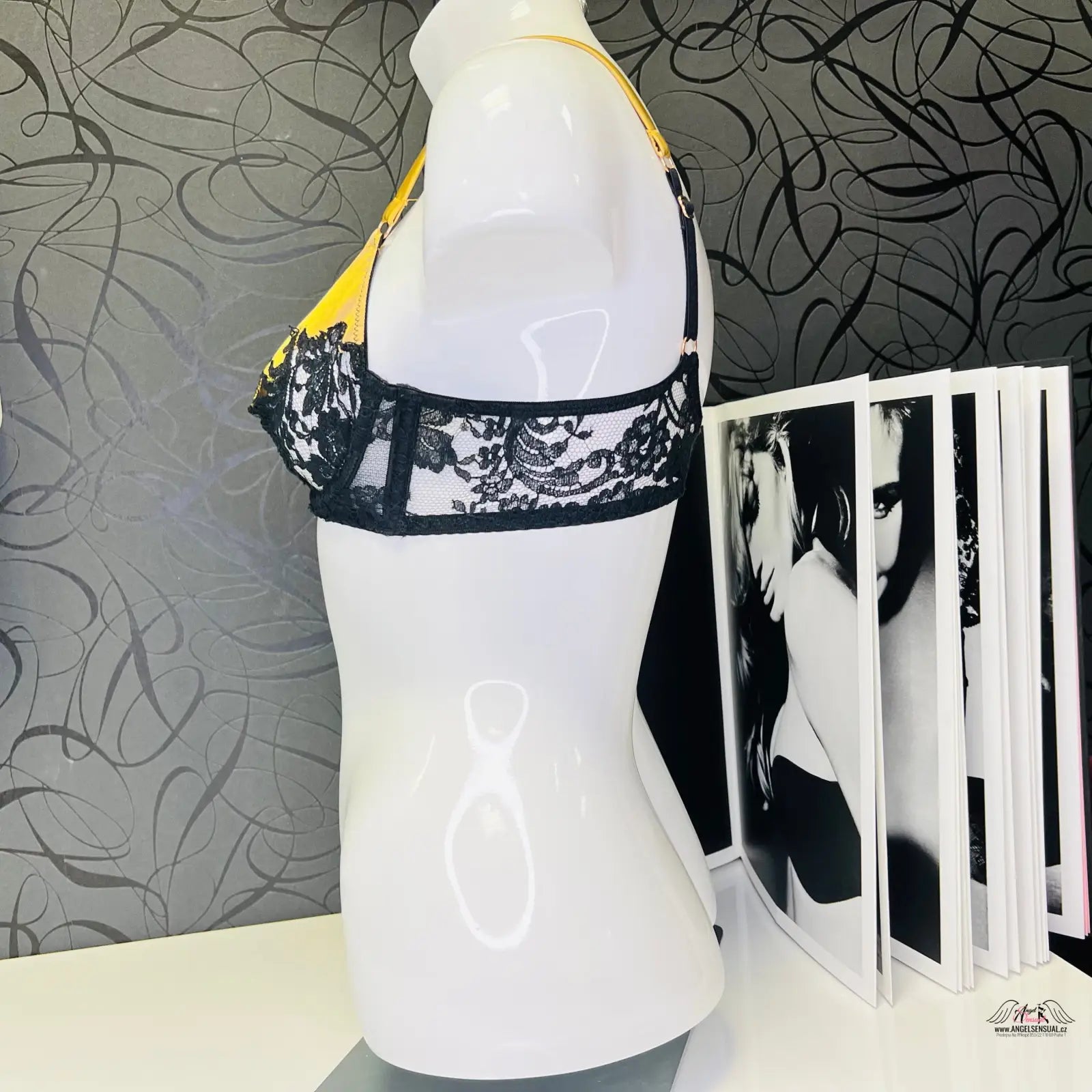 Agent Provocateur Podprsenka Nayeli s černou krajkou a žlutým a černým krajkovým designem