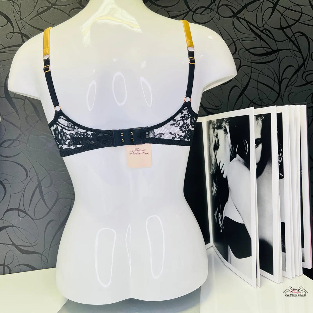 Agent Provocateur Podprsenka Nayeli s černou krajkou a zlatými pásky