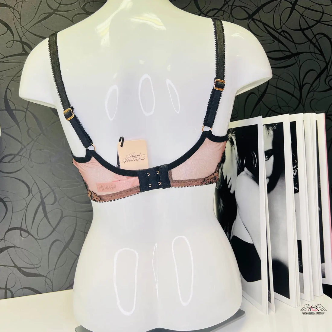 Obrázek růžového koženého postroje s černým vyšívaným postrojem Agent Provocateur Podprsenka Petra