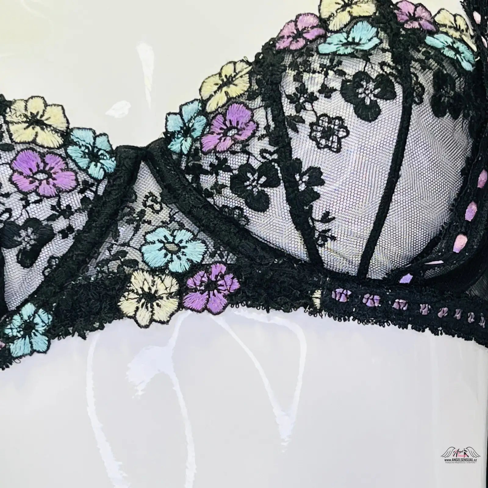 Luxusní podprsenka Petunia Garden Winter od Agent Provocateur s černou krajkou a květinovým potiskem