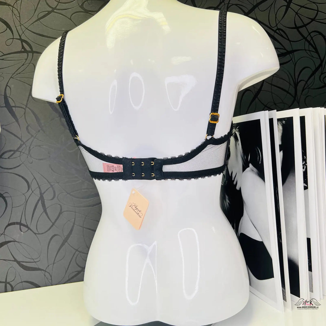 Manekýn s černou a bílou podprsenkou Agent Provocateur Petunia Garden Winter