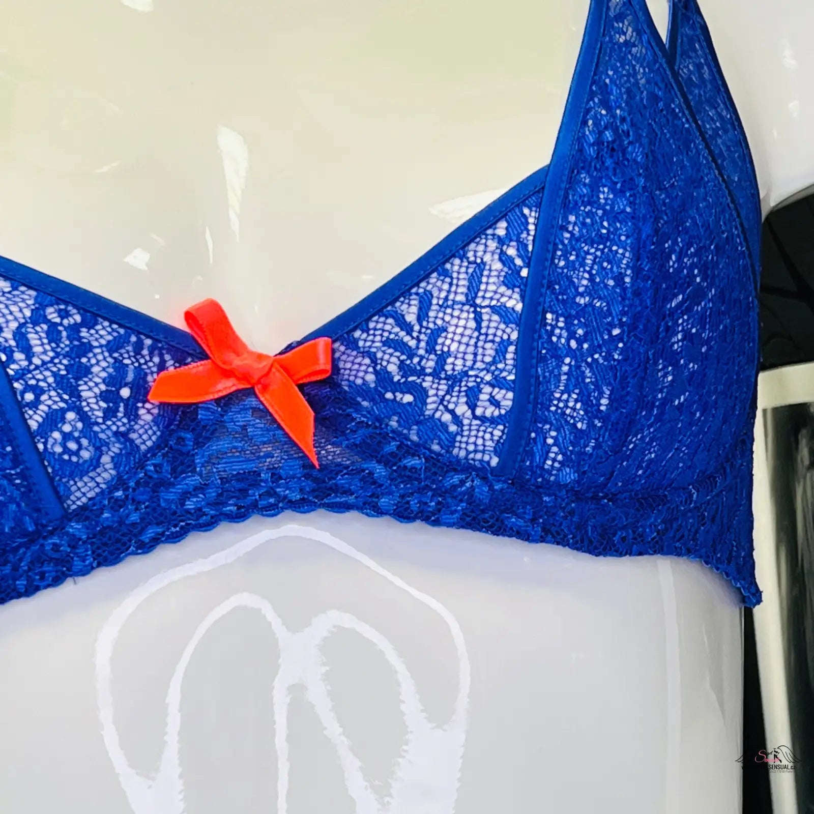 Royal blue lace bra with red bow, Agent Provocateur Podprsenka Rei, broskvovými mašlemi