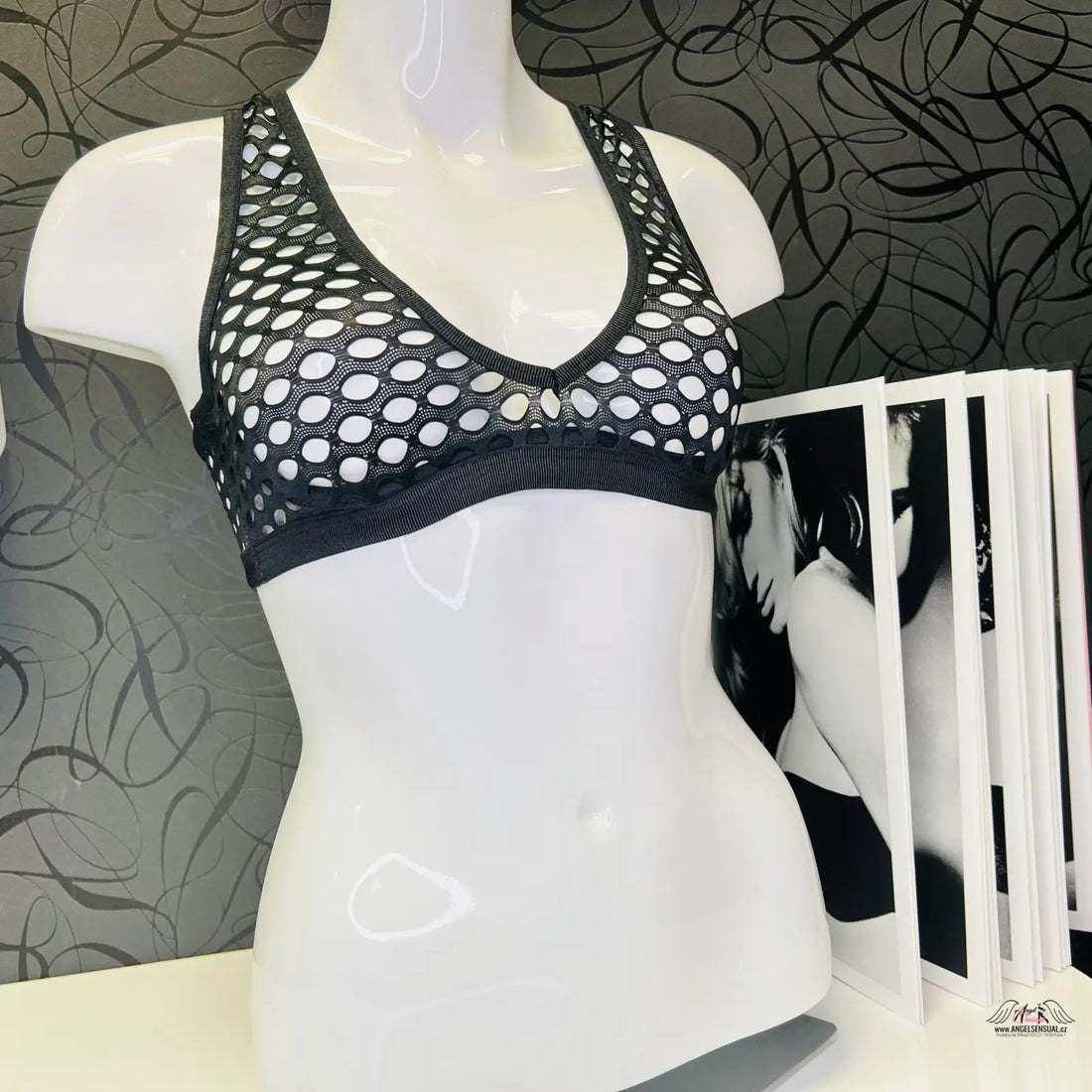 Agent Provocateur síťovaná podprsenka Riho na figuríně, svůdná síťovaná podprsenka