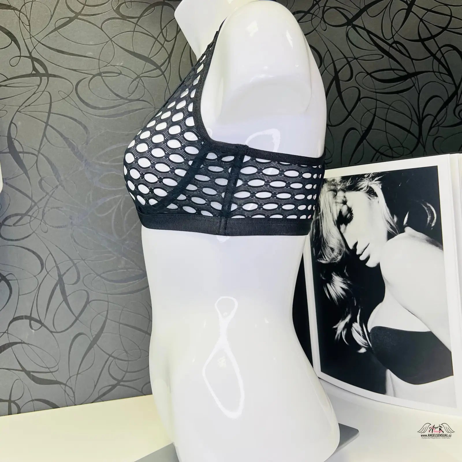 Agent Provocateur síťovaná podprsenka Riho na figuríně, svůdná síťovaná podprsenka