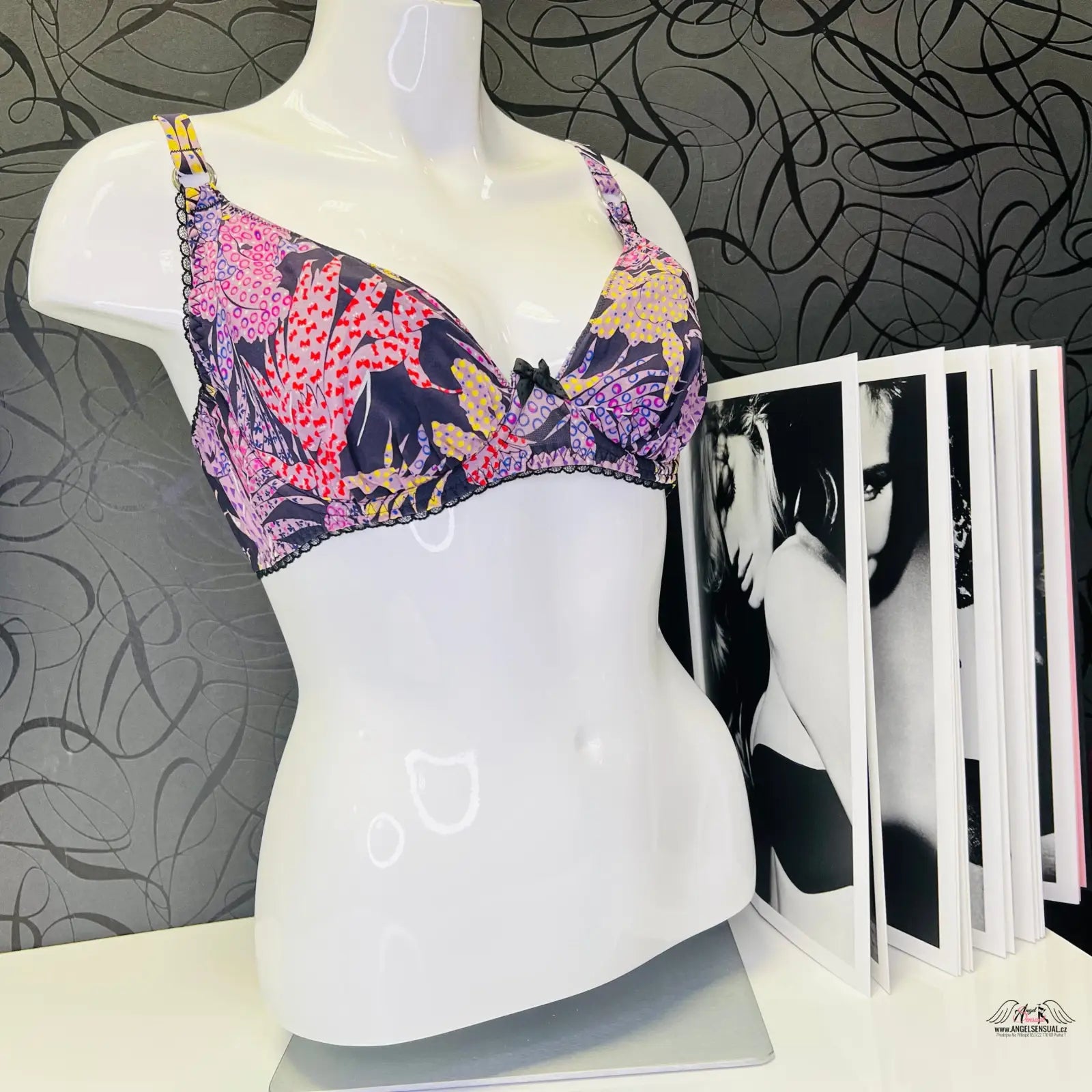 Florální podprsenka Agent Provocateur Riva s lehkým push-up efektem na figuríně
