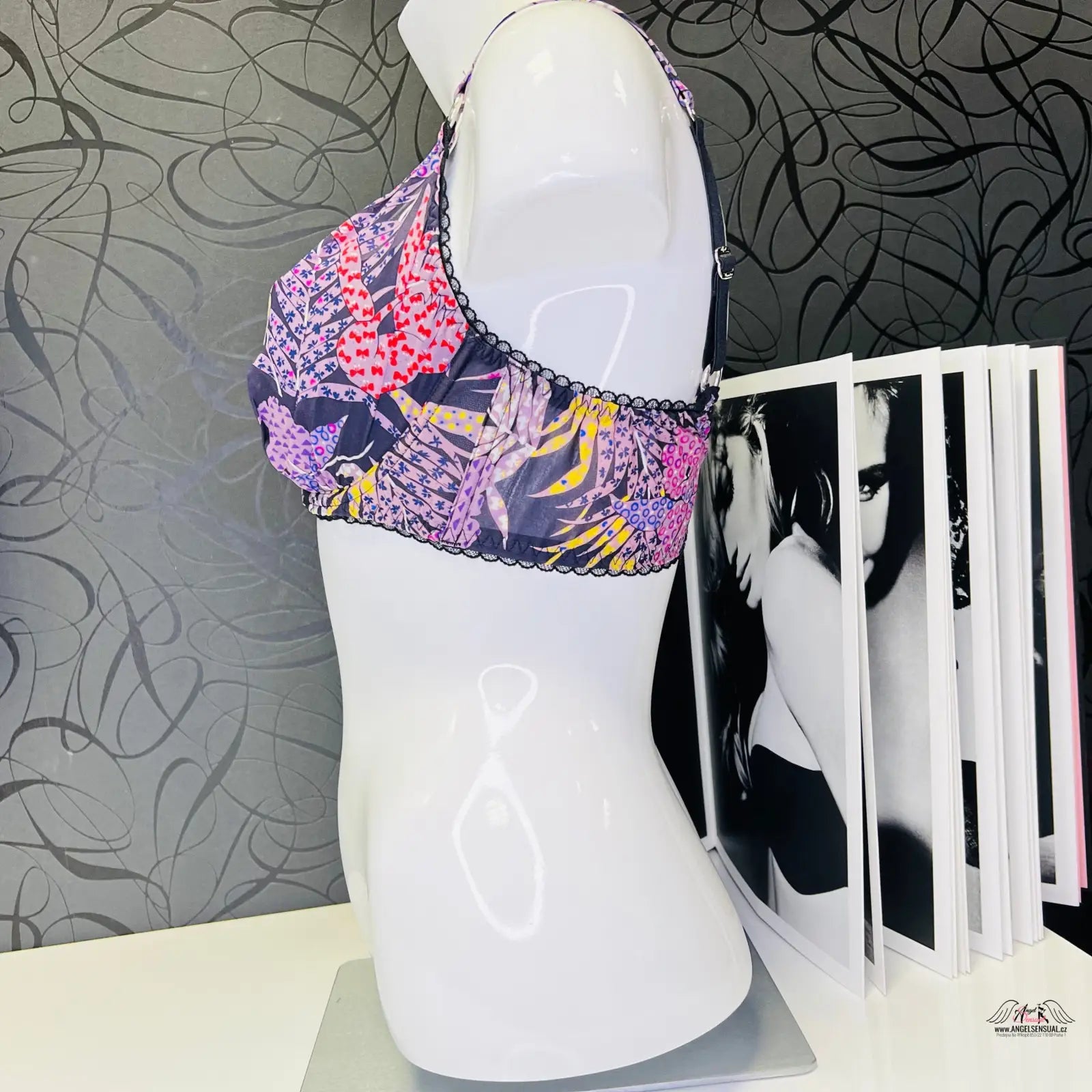 Floral print bra on mannequin with lehkým push-up efektem for elegant support