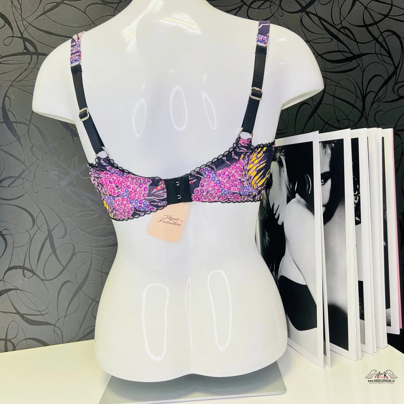 Floralní podprsenka Agent Provocateur Riva s lehkým push-up efektem na figuríně