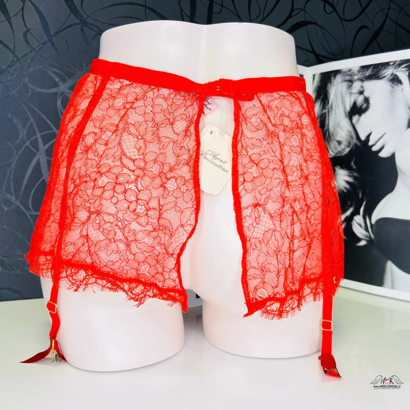 Red lace garter belt from Agent Provocateur Podvazková Sukně Annoushka with elegantní podvazkový pás a odepínatelnými knoflíčky